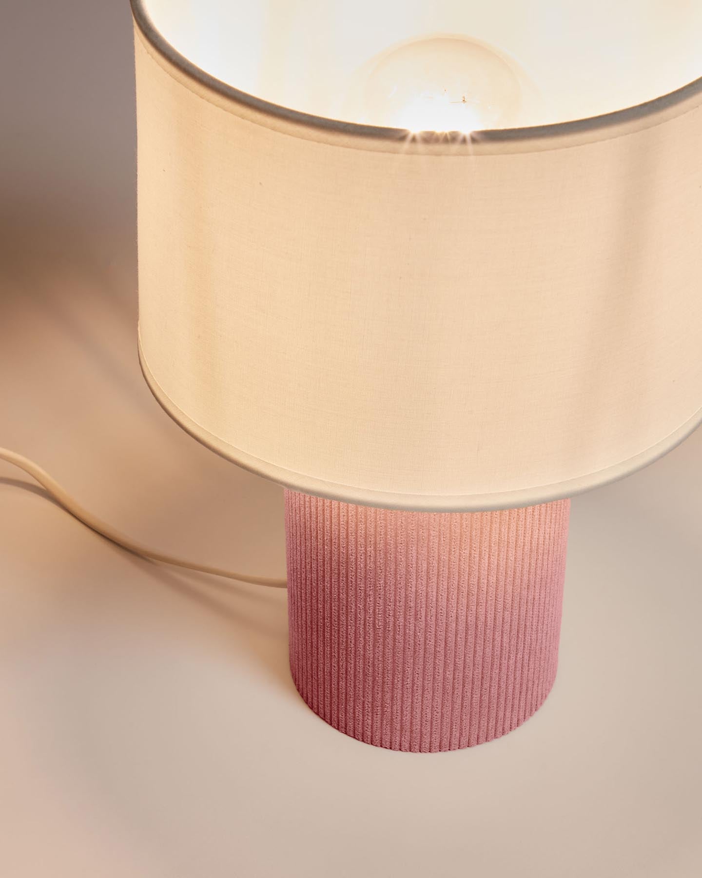Tischlampe Bianella aus Baumwolle und rosafarbenem Cord in Rosa präsentiert im Onlineshop von KAQTU Design AG. Tischleuchte ist von Kave Home