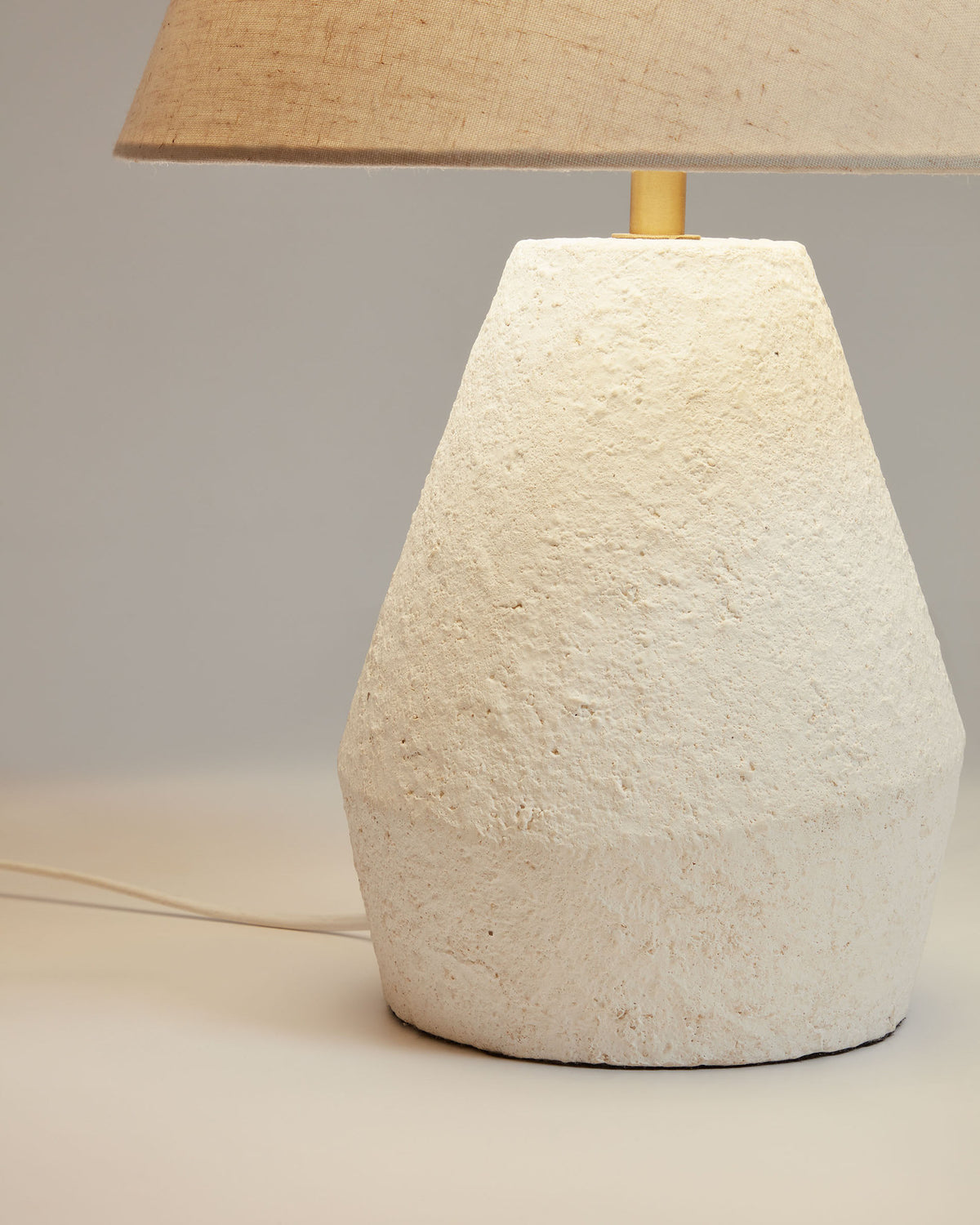 Noara Tischlampe aus Magnesia mit weissem Finish in Weiss präsentiert im Onlineshop von KAQTU Design AG. Tischleuchte ist von Kave Home