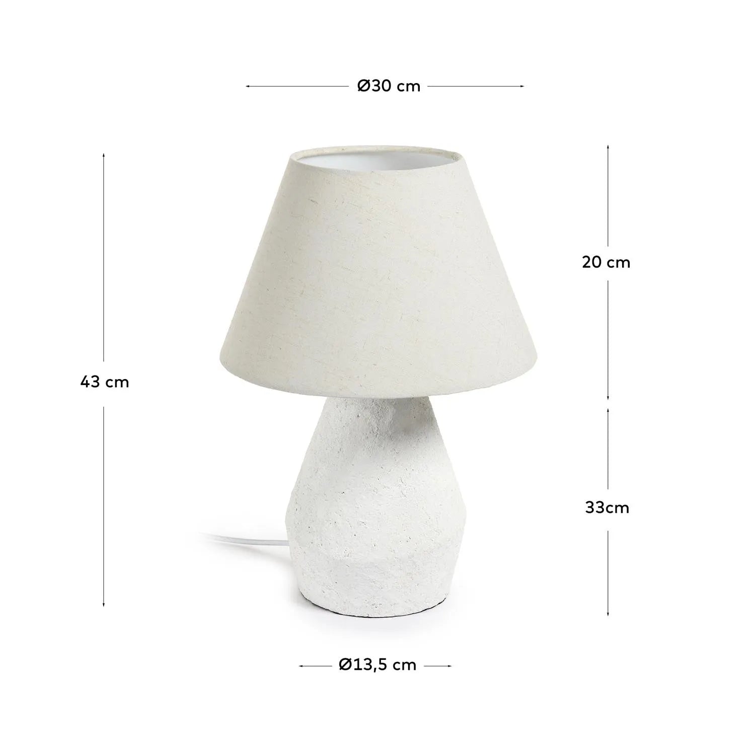 Noara Tischlampe aus Magnesia mit weißem Finish in Weiß präsentiert im Onlineshop von KAQTU Design AG. Tischleuchte ist von Kave Home