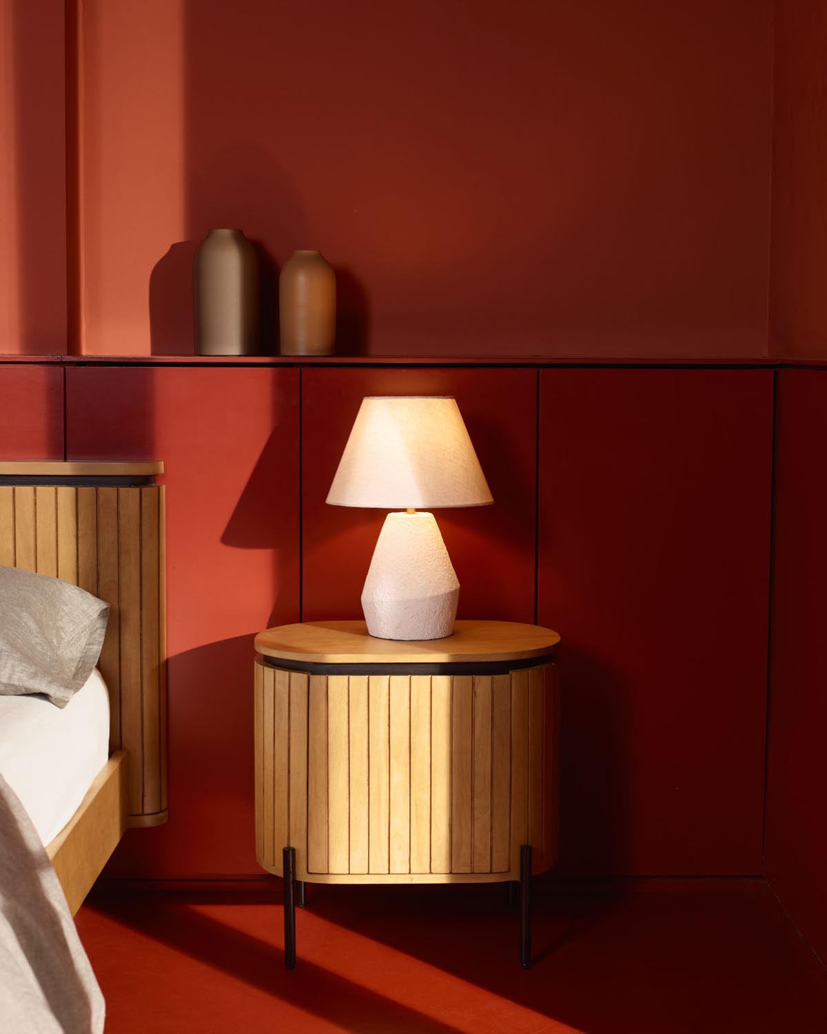 Stilvolle Noara Tischlampe aus Magnesia, weisses Finish von Kave Home.