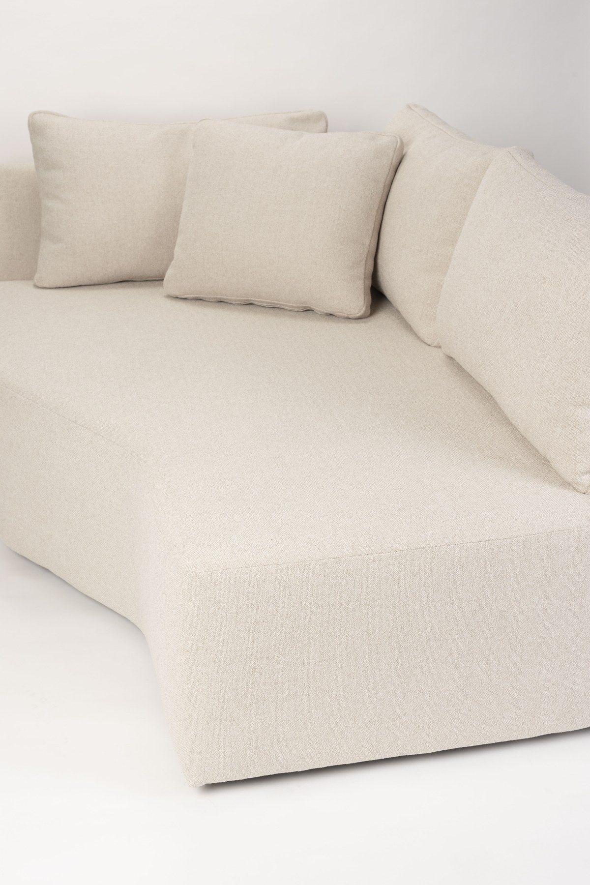 Chaise-Longue-Element eines modularen Sofas in Sand mit gepolsterter Sitzfläche aus Polyester und Off-White Farbton, rechts ausgerichtet.