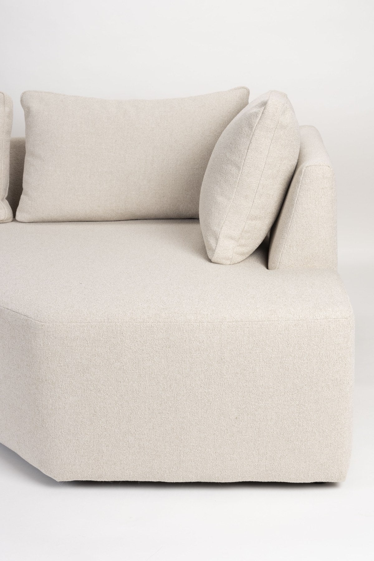 Sofa-Element Prosper Seat Right in Sand von Zuiver, gepolstert mit Off-White Polyester-Sitzfläche und Polyurethan-Füllung, modulare Form für Innenräume.