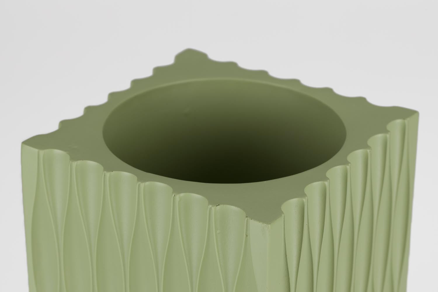 Die Riley Vase von Zuiver: Ein stilvolles Kunstwerk mit 3D-Relief, mattem Finish und robustem Harz, ideal für frische Blumen.