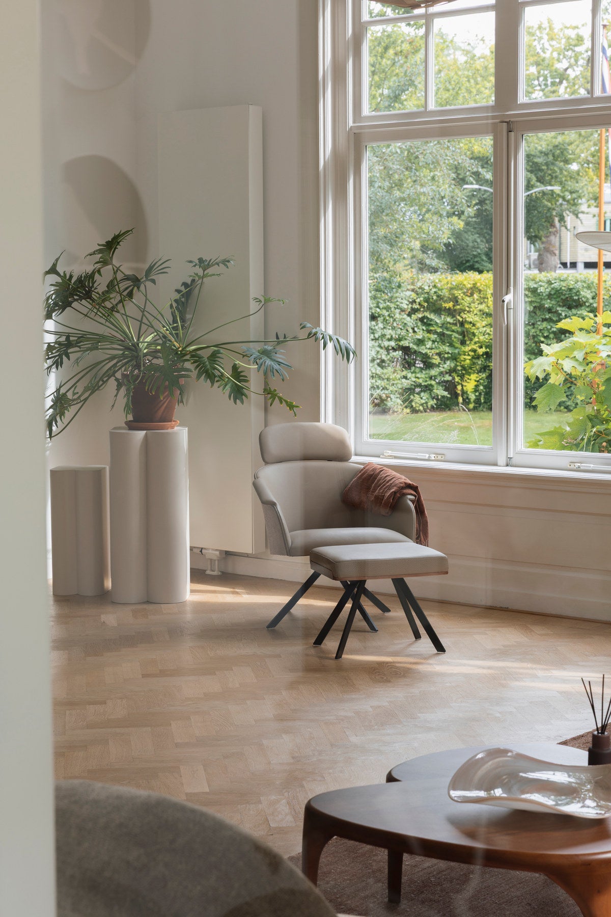 Frie Sessel in beige präsentiert im Onlineshop von KAQTU Design AG. Sessel ist von Zuiver
