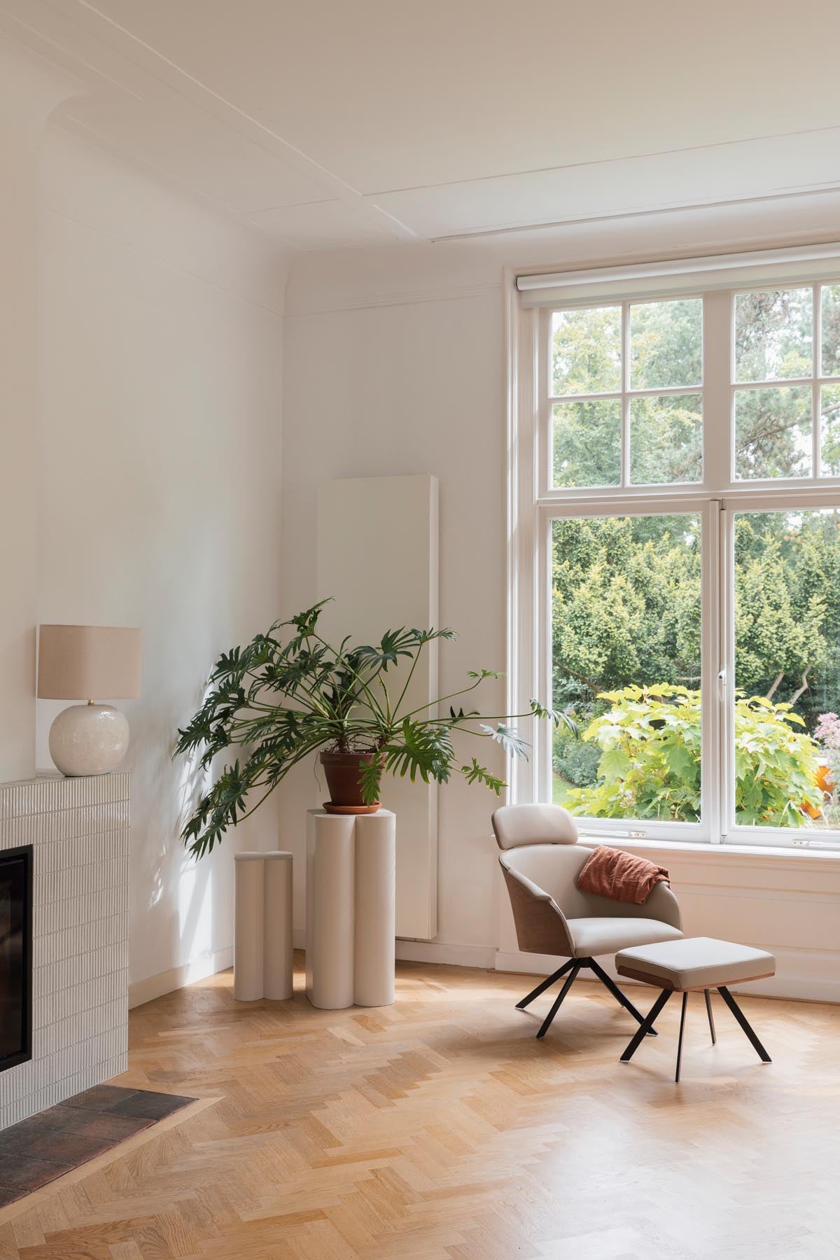 Frie Sessel in beige präsentiert im Onlineshop von KAQTU Design AG. Sessel ist von Zuiver