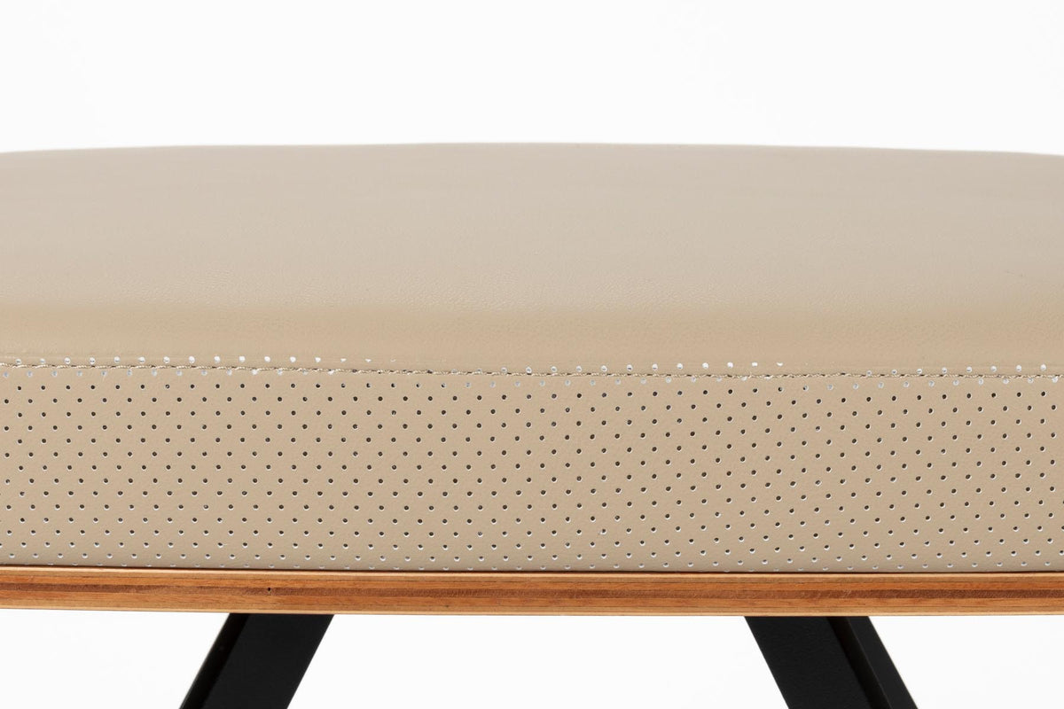 Frie Hocker in beige präsentiert im Onlineshop von KAQTU Design AG. Hocker ist von Zuiver