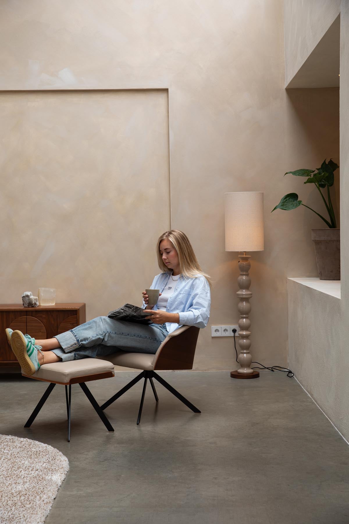 Frie Hocker in beige präsentiert im Onlineshop von KAQTU Design AG. Hocker ist von Zuiver