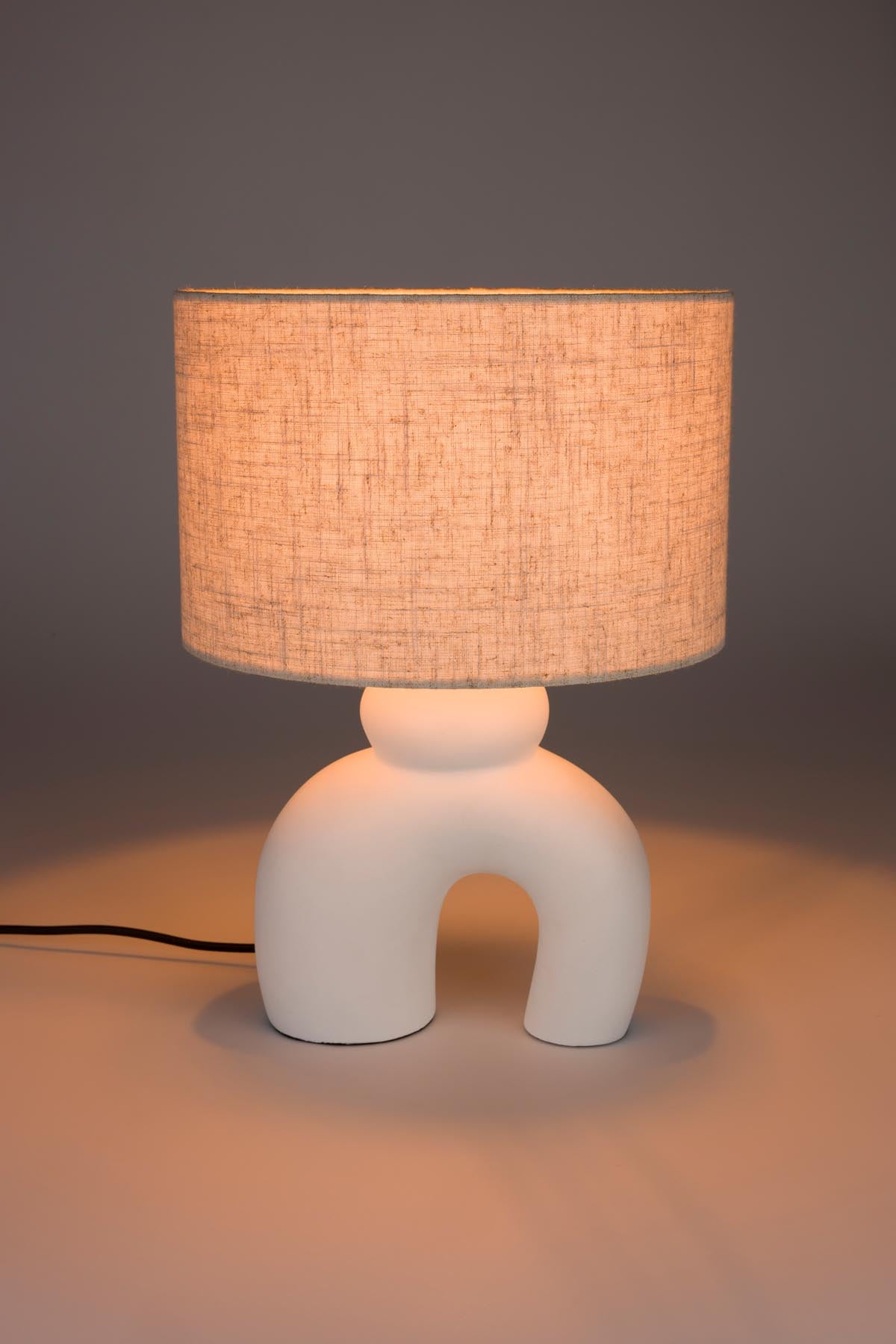 Bibi Tischleuchte in Weiss präsentiert im Onlineshop von KAQTU Design AG. Tischleuchte ist von Zuiver