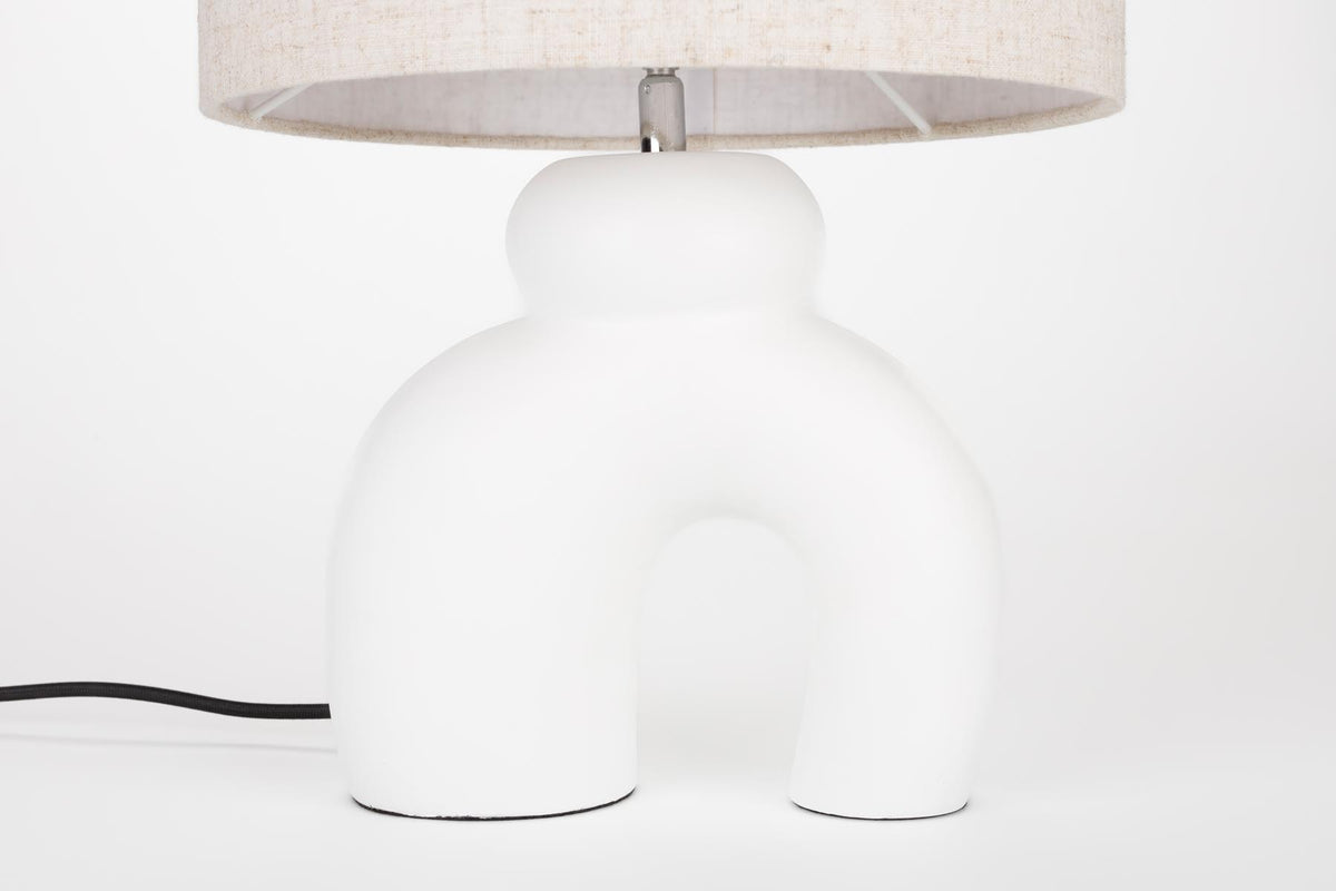 Bibi Tischleuchte in Weiss präsentiert im Onlineshop von KAQTU Design AG. Tischleuchte ist von Zuiver