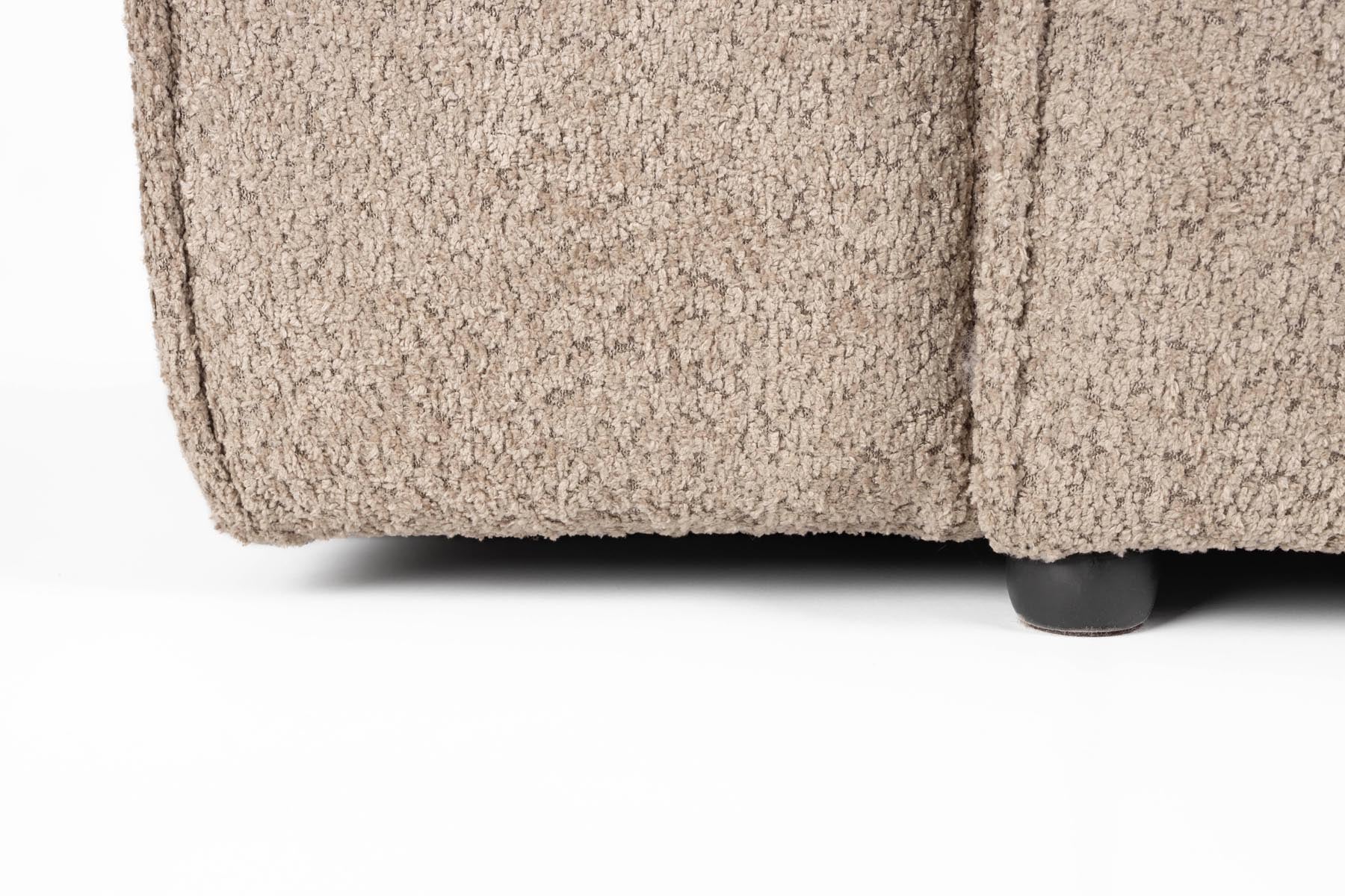 James Sofa 4.5 Sitzer in Beige präsentiert im Onlineshop von KAQTU Design AG. 4er Sofa ist von Zuiver