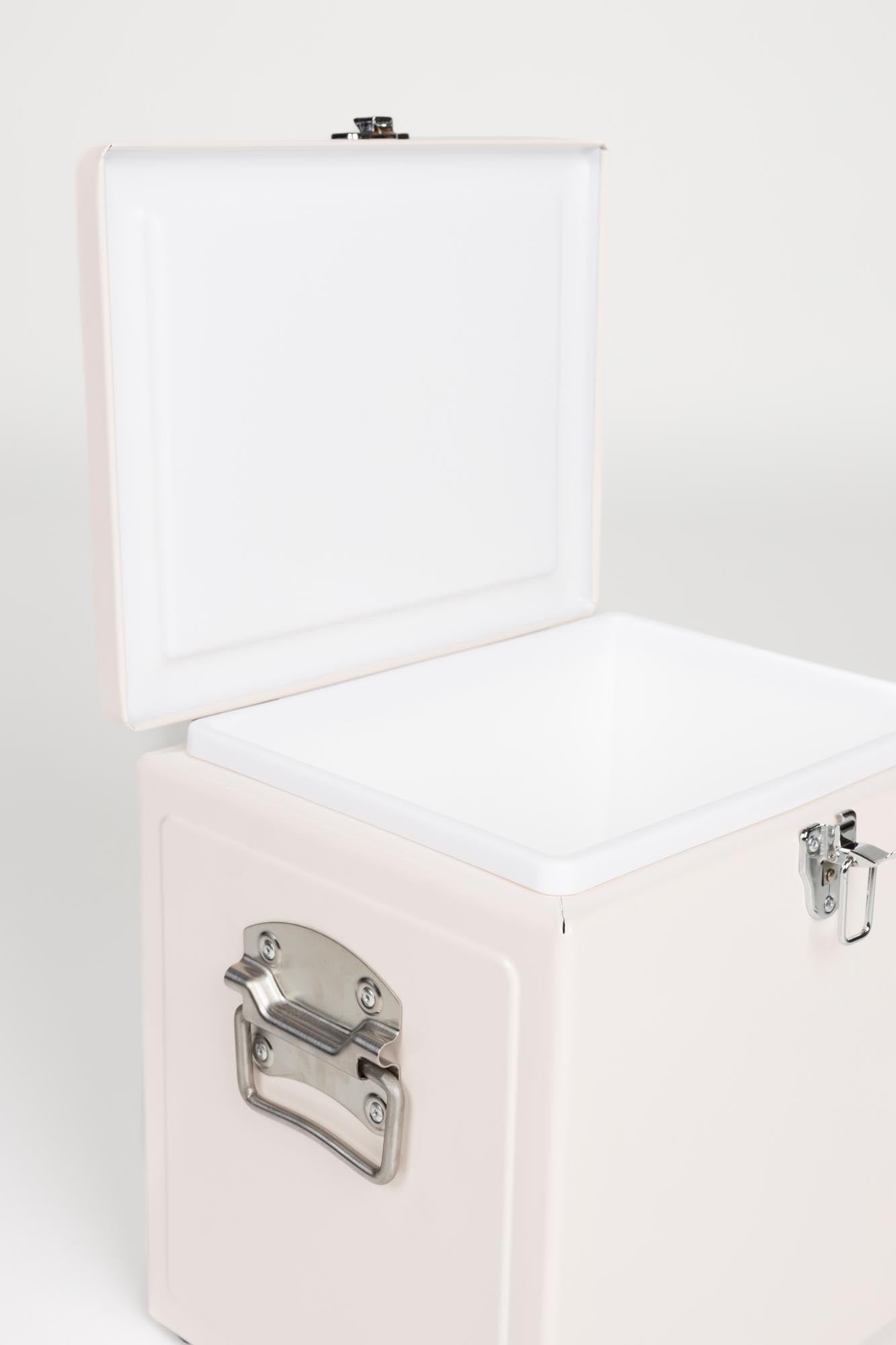 Der Cooler Be Cute von Zuiver ist der perfekte Begleiter für jedes Abenteuer im Freien. Stilvoll, robust und funktional – für kühle Getränke überall!