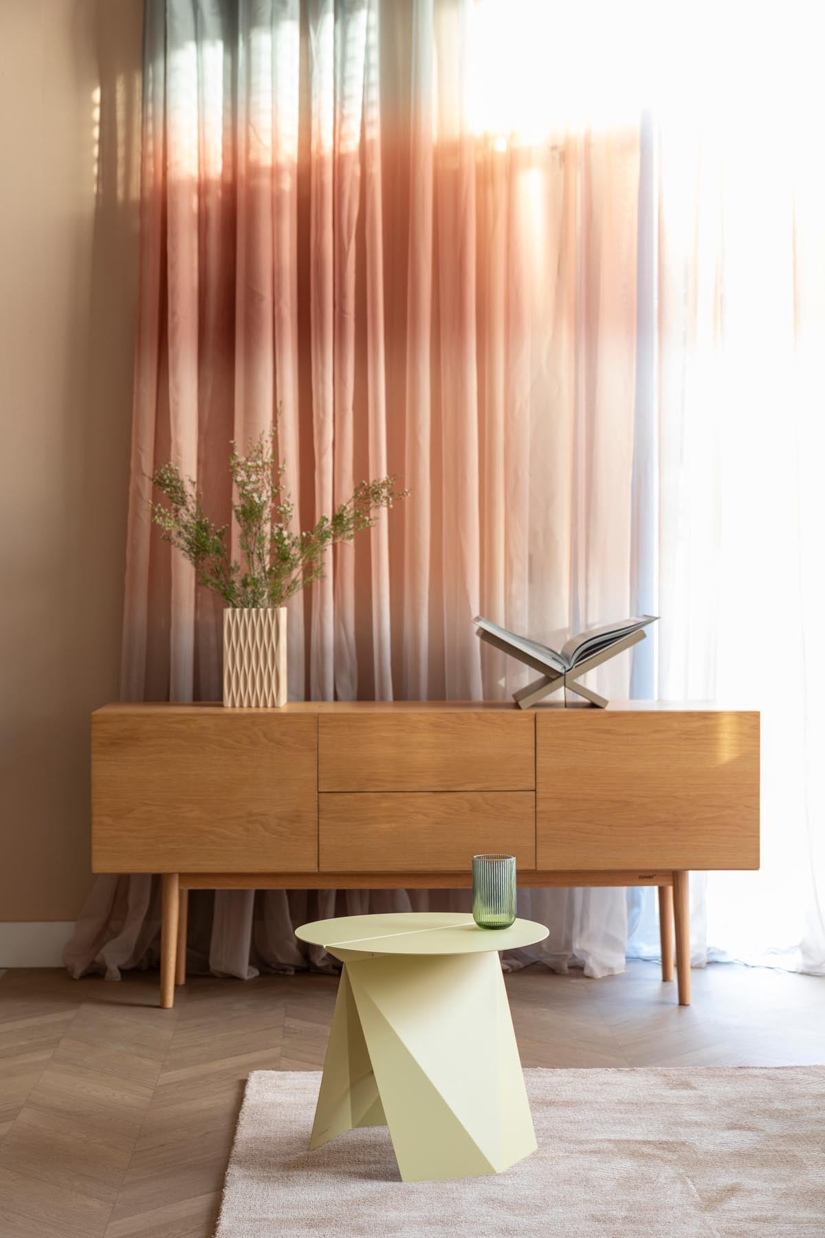 Beistelltisch Foldy in Gelb präsentiert im Onlineshop von KAQTU Design AG. Beistelltisch ist von Zuiver