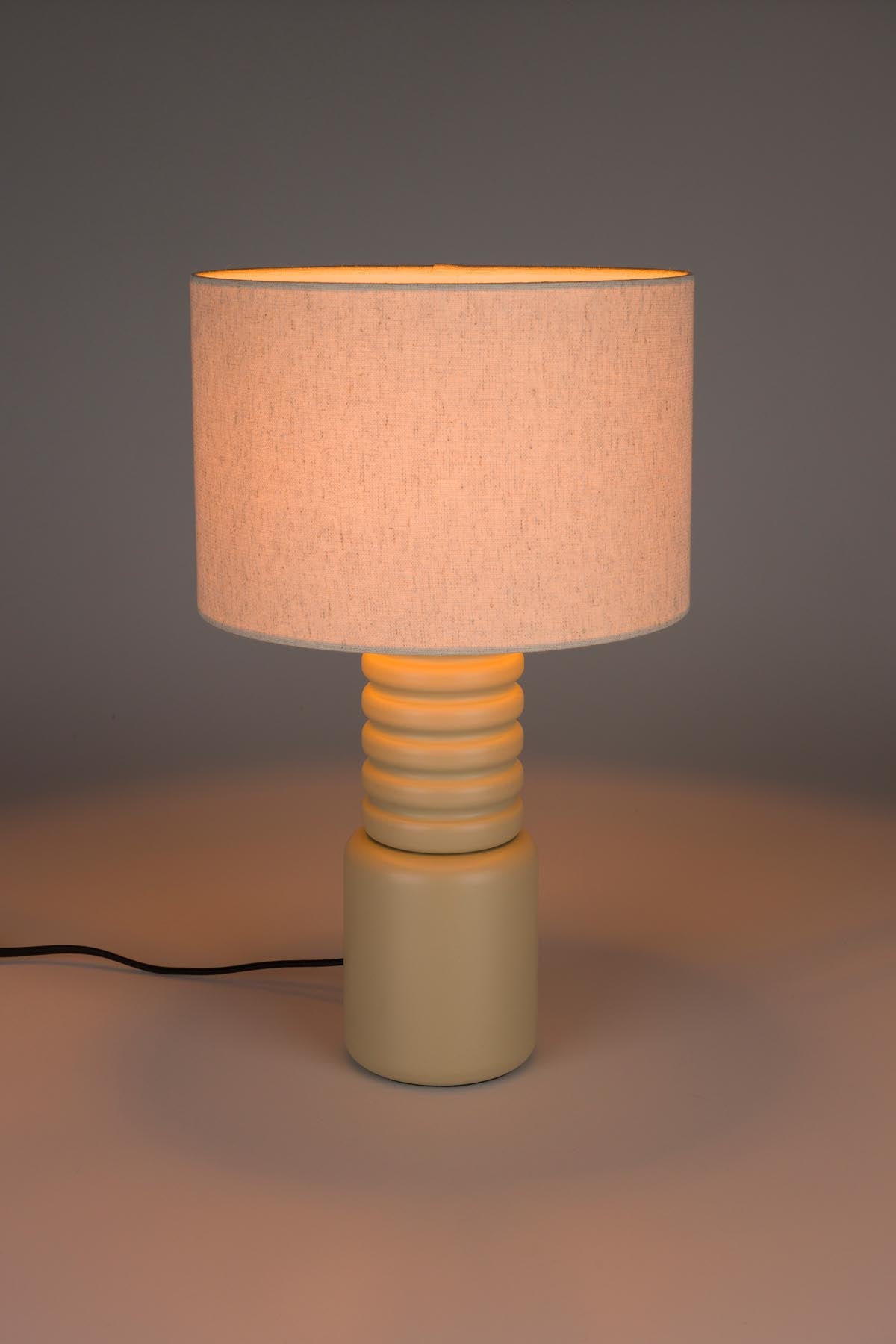 Moderne Tischlampe Six von Zuiver in warmem Beige, perfekt für gemütliche Abende und stilvolle Akzente in jedem Raum.