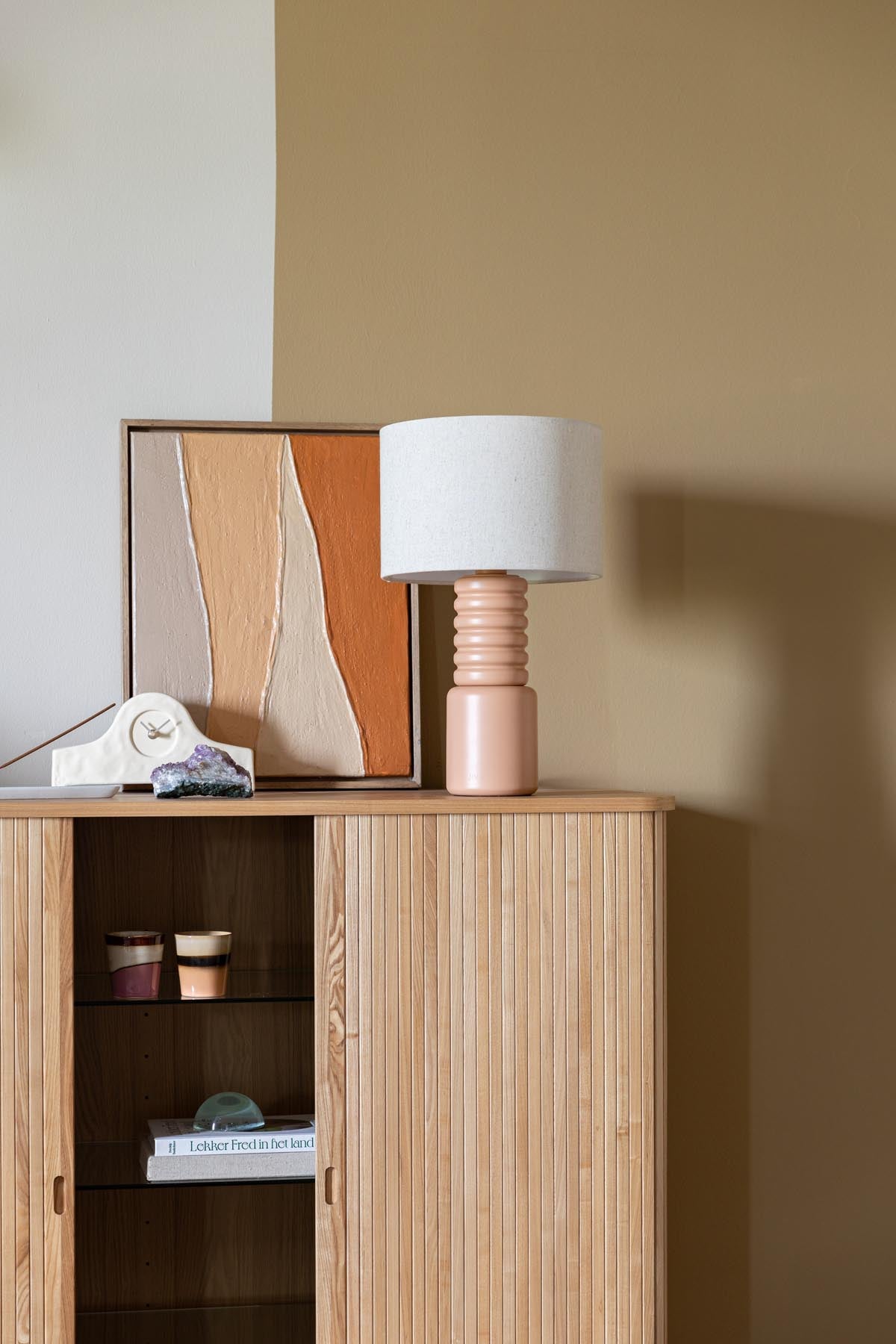 Elegante Tischlampe Six von Zuiver in sanftem Beige, ideal für stimmungsvolle Beleuchtung in jedem Raum.