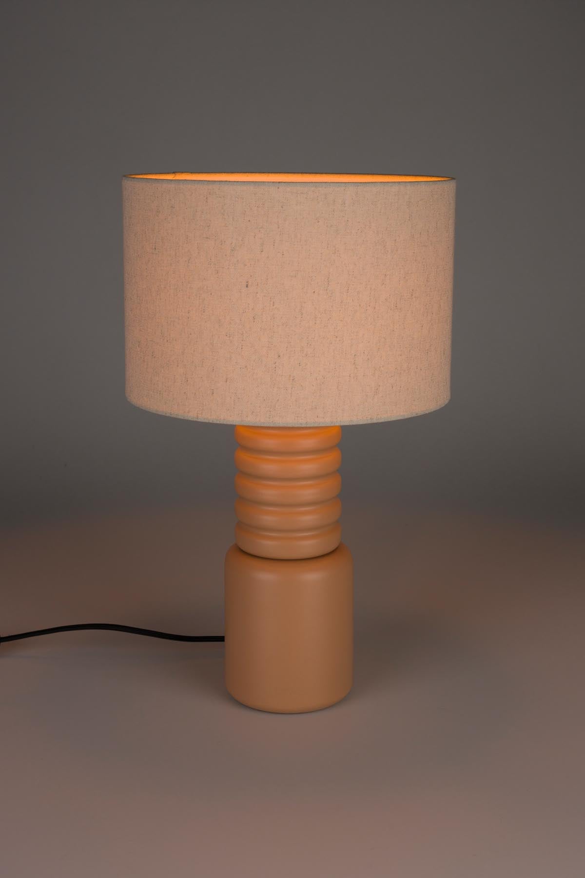 Tischlampe Six in Toast präsentiert im Onlineshop von KAQTU Design AG. Tischleuchte ist von Zuiver