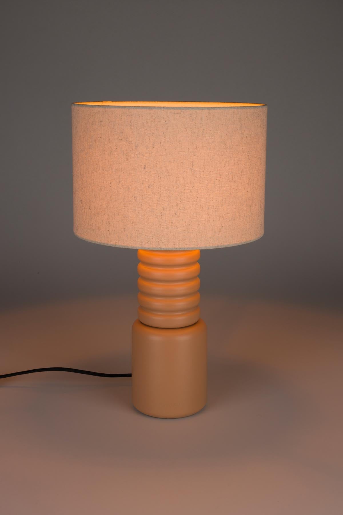 Elegante Tischlampe Six von Zuiver in strahlendem Orange, perfekt für einladende Lichtakzente und modernes Wohndesign.