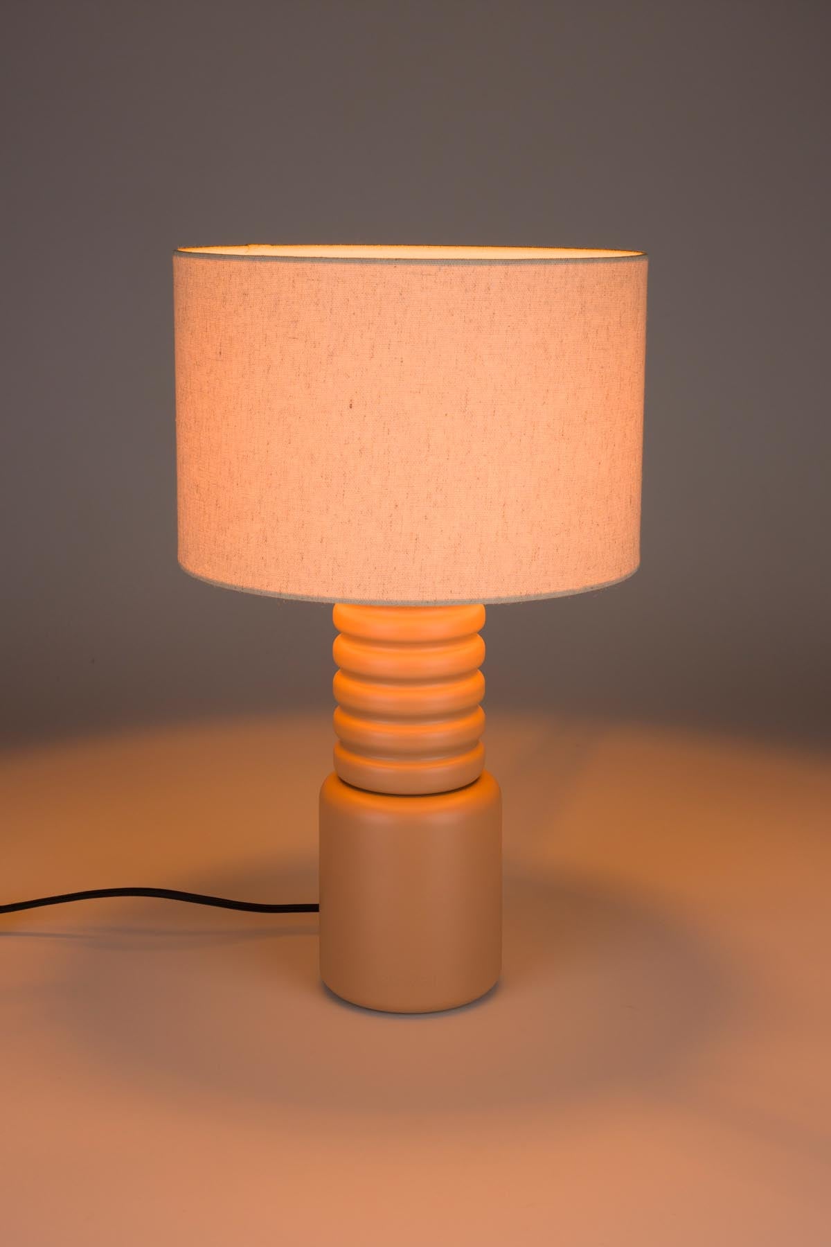 Moderne Tischleuchte Six von Zuiver in leuchtendem Orange, ideal für stilvolle Akzente und gemütliche Atmosphäre in jedem Raum.