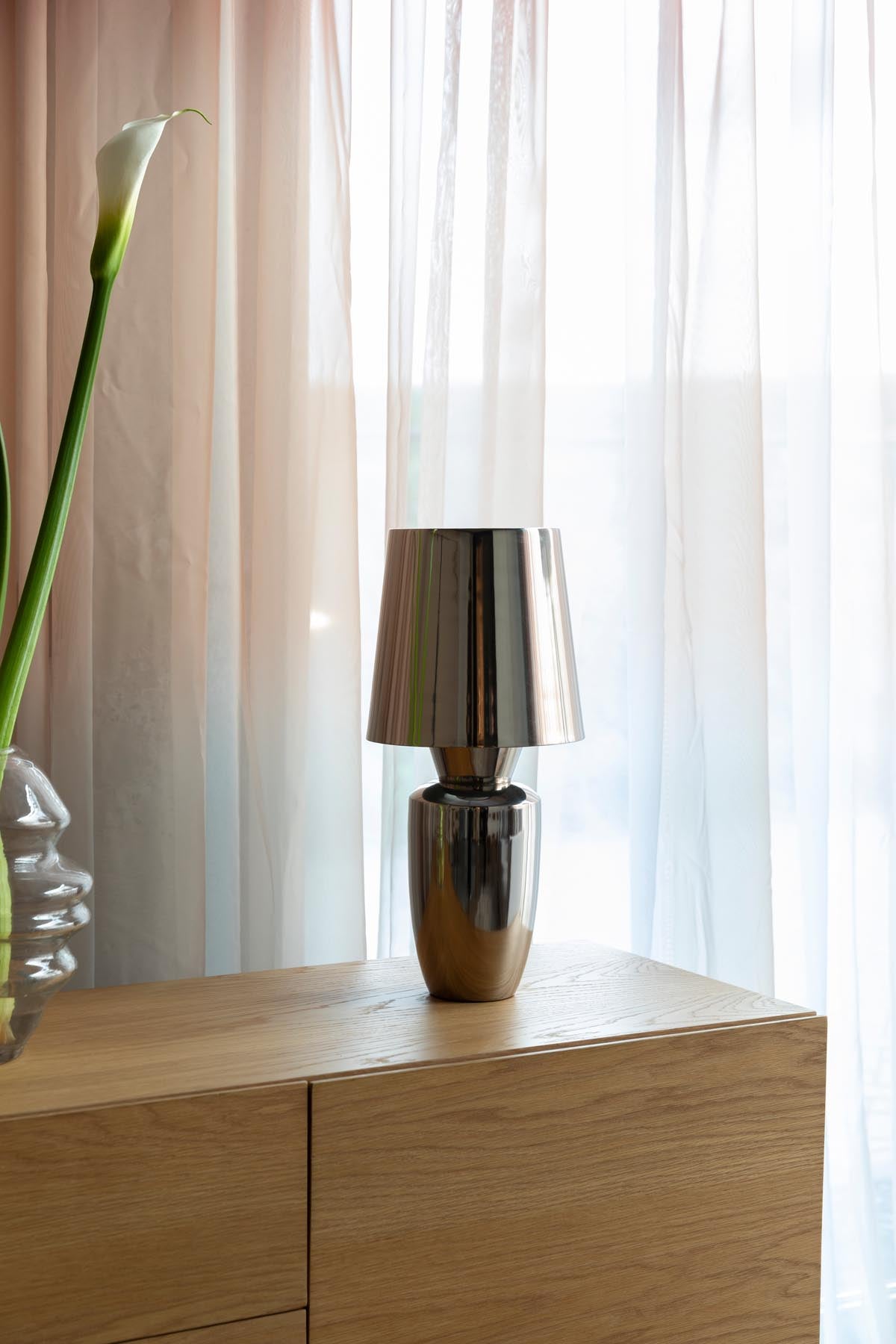 Tischlampe Classy in Silber präsentiert im Onlineshop von KAQTU Design AG. Tischleuchte ist von Zuiver