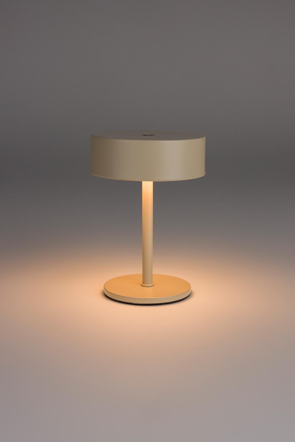 Kleine Tischleuchte Tischlampe Mini mit rundem flachem Schirm und quadratischer Eisenbasis