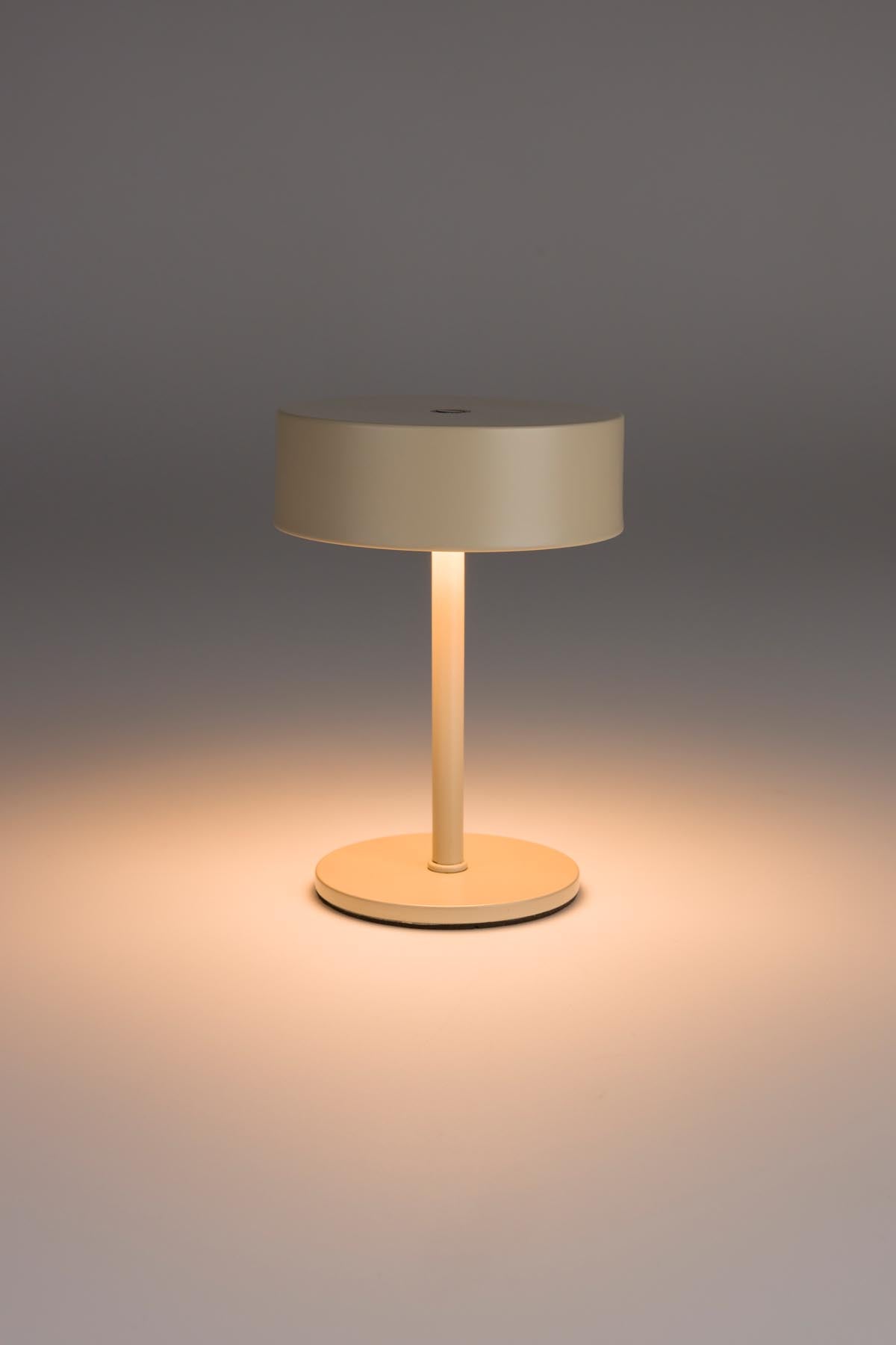 Tischlampe Mini in Beige präsentiert im Onlineshop von KAQTU Design AG. Tischleuchte ist von Zuiver