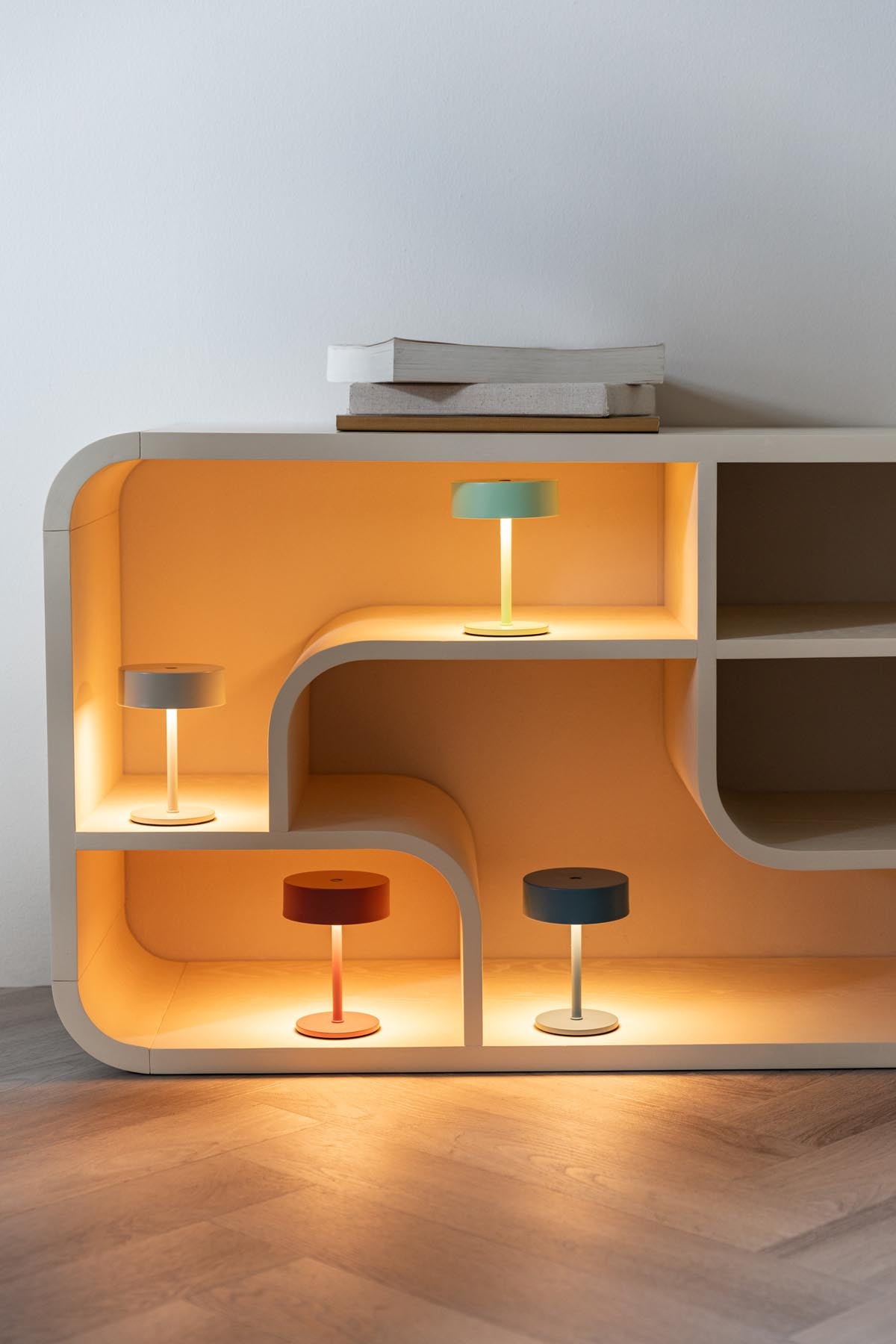 Tischlampe Mini in beige präsentiert im Onlineshop von KAQTU Design AG. Tischleuchte ist von Zuiver