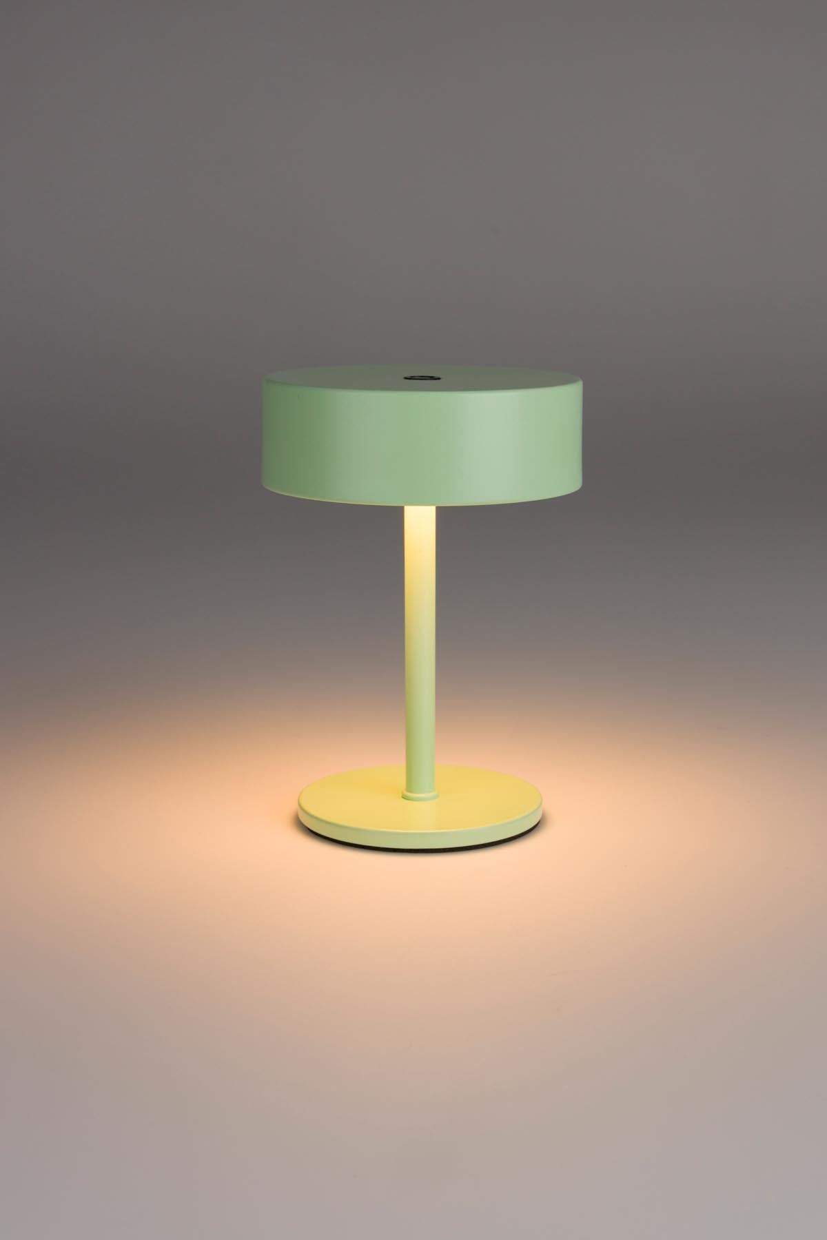 Tischlampe Mini in Grün präsentiert im Onlineshop von KAQTU Design AG. Tischleuchte ist von Zuiver