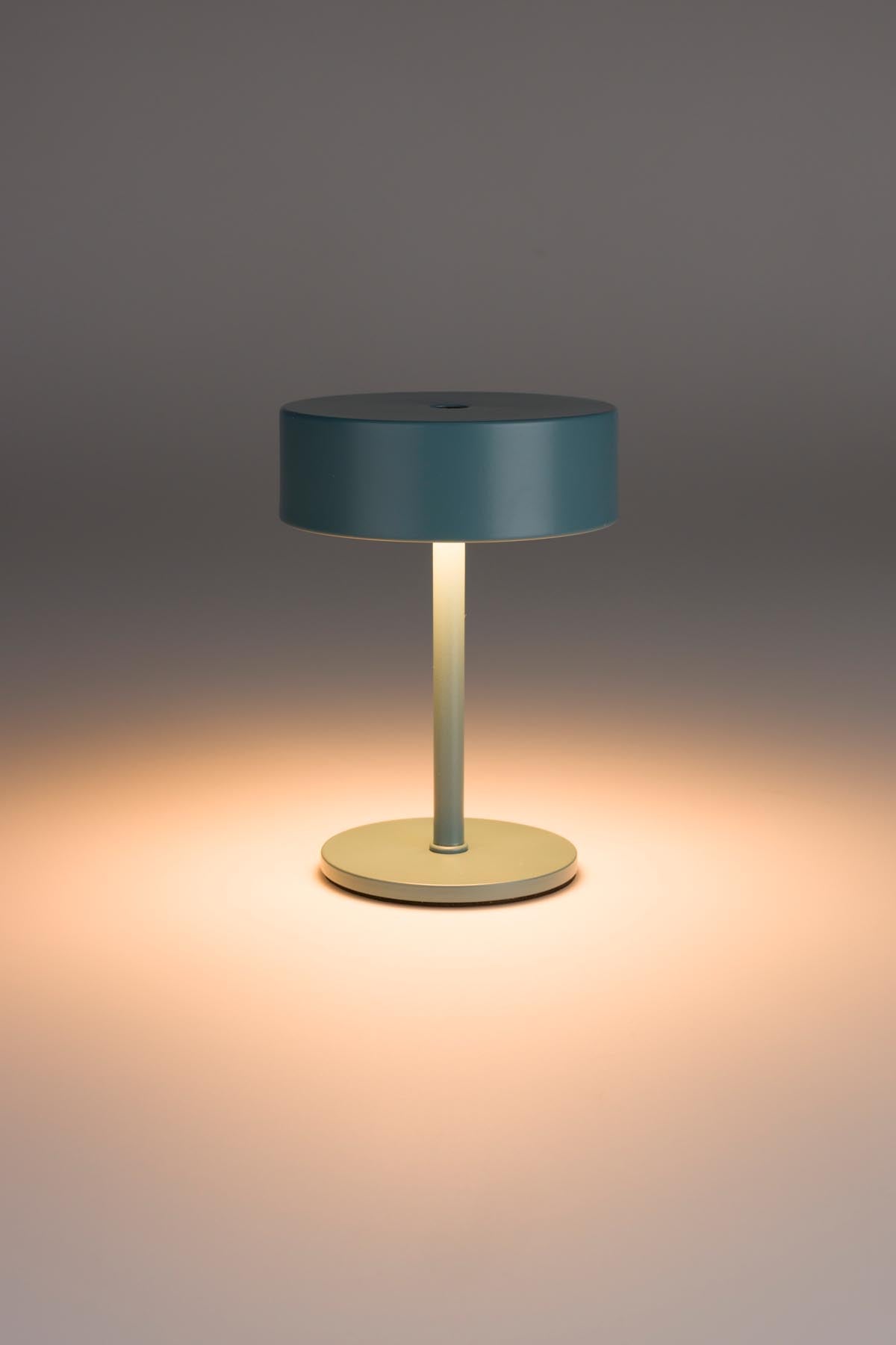 Kleine Tischleuchte Tischlampe Mini mit rundem flachem Schirm und quadratischer Eisenbasis
