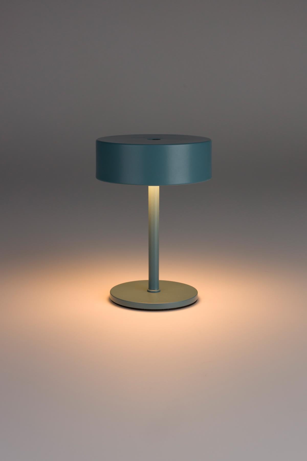 Tischlampe Mini in Blau präsentiert im Onlineshop von KAQTU Design AG. Tischleuchte ist von Zuiver
