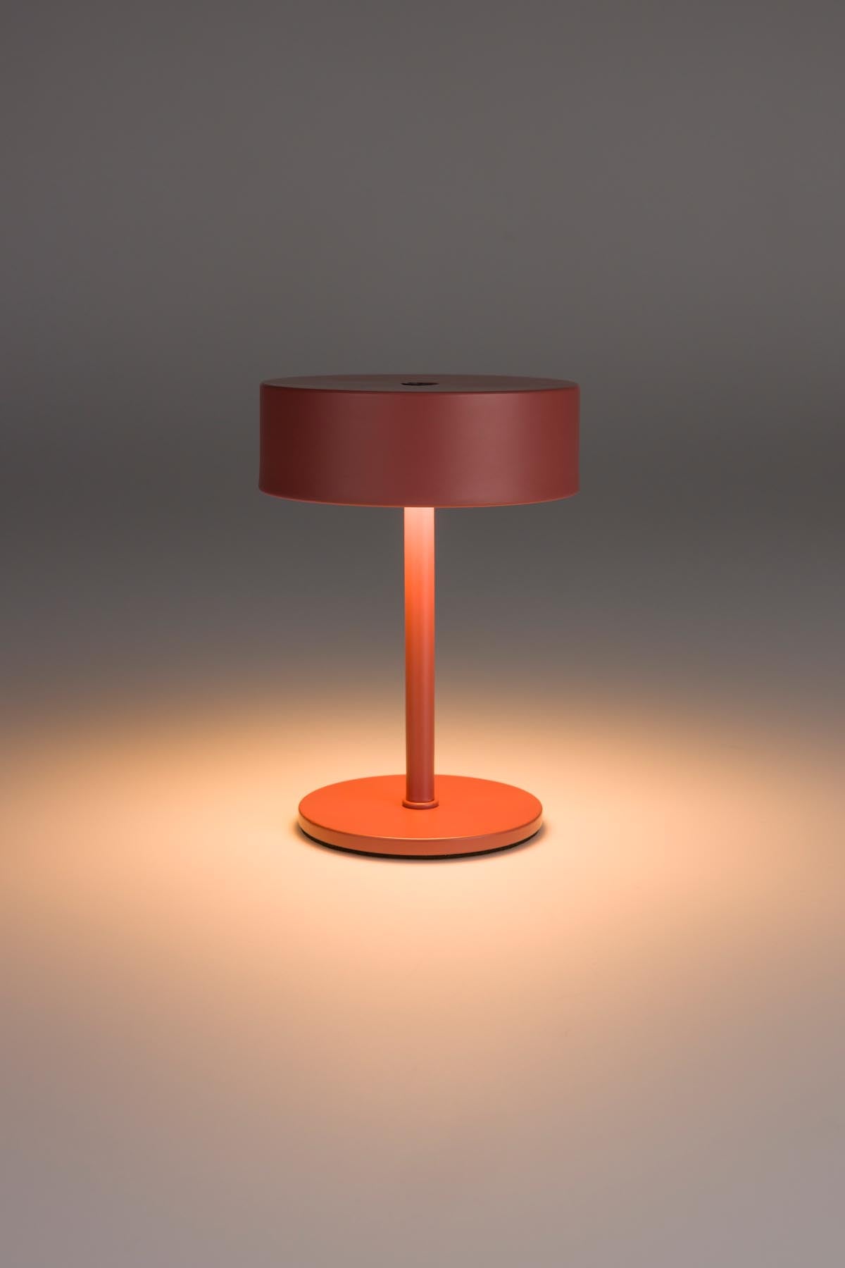 Tischlampe Mini in Rot präsentiert im Onlineshop von KAQTU Design AG. Tischleuchte ist von Zuiver