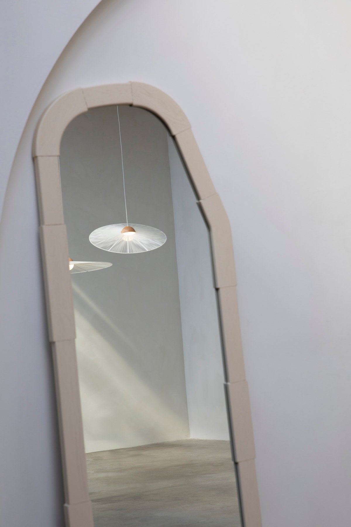 Pendellampe Belle S in beige präsentiert im Onlineshop von KAQTU Design AG. Pendelleuchte ist von Zuiver