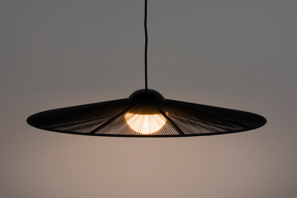 Pendellampe Belle S in Schwarz präsentiert im Onlineshop von KAQTU Design AG. Pendelleuchte ist von Zuiver