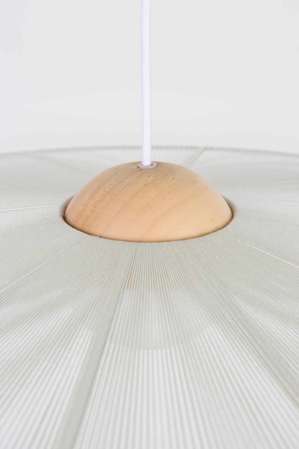 Pendellampe Belle L in beige präsentiert im Onlineshop von KAQTU Design AG. Pendelleuchte ist von Zuiver