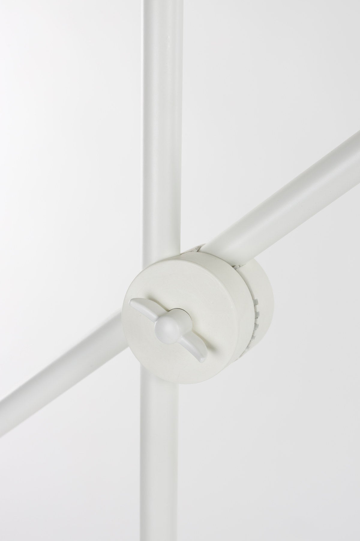 Stehlampe Belle in beige präsentiert im Onlineshop von KAQTU Design AG. Stehleuchte ist von Zuiver