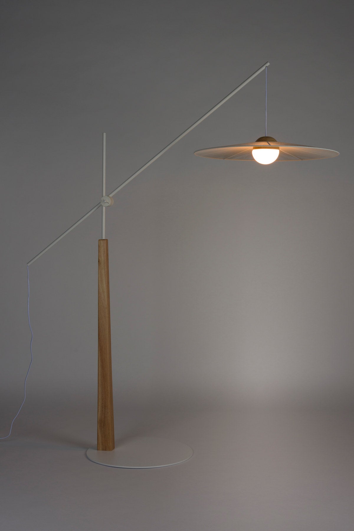 Stehlampe Belle in beige präsentiert im Onlineshop von KAQTU Design AG. Stehleuchte ist von Zuiver