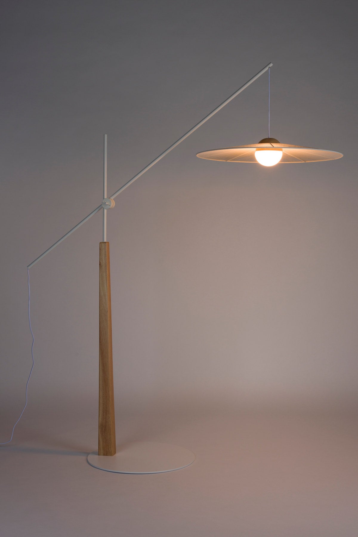 Stehlampe Belle in beige präsentiert im Onlineshop von KAQTU Design AG. Stehleuchte ist von Zuiver