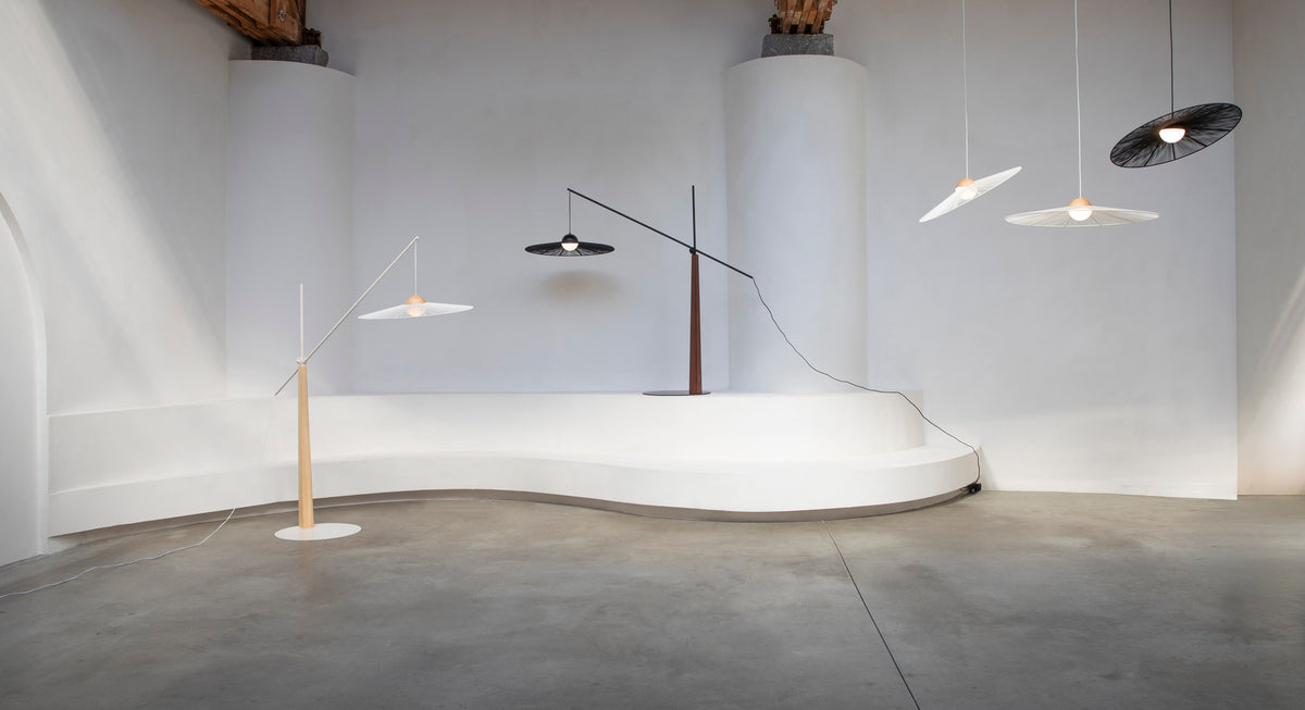 Stehlampe Belle in Schwarz präsentiert im Onlineshop von KAQTU Design AG. Stehleuchte ist von Zuiver