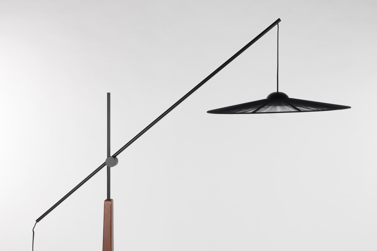 Stehlampe Belle in Schwarz präsentiert im Onlineshop von KAQTU Design AG. Stehleuchte ist von Zuiver