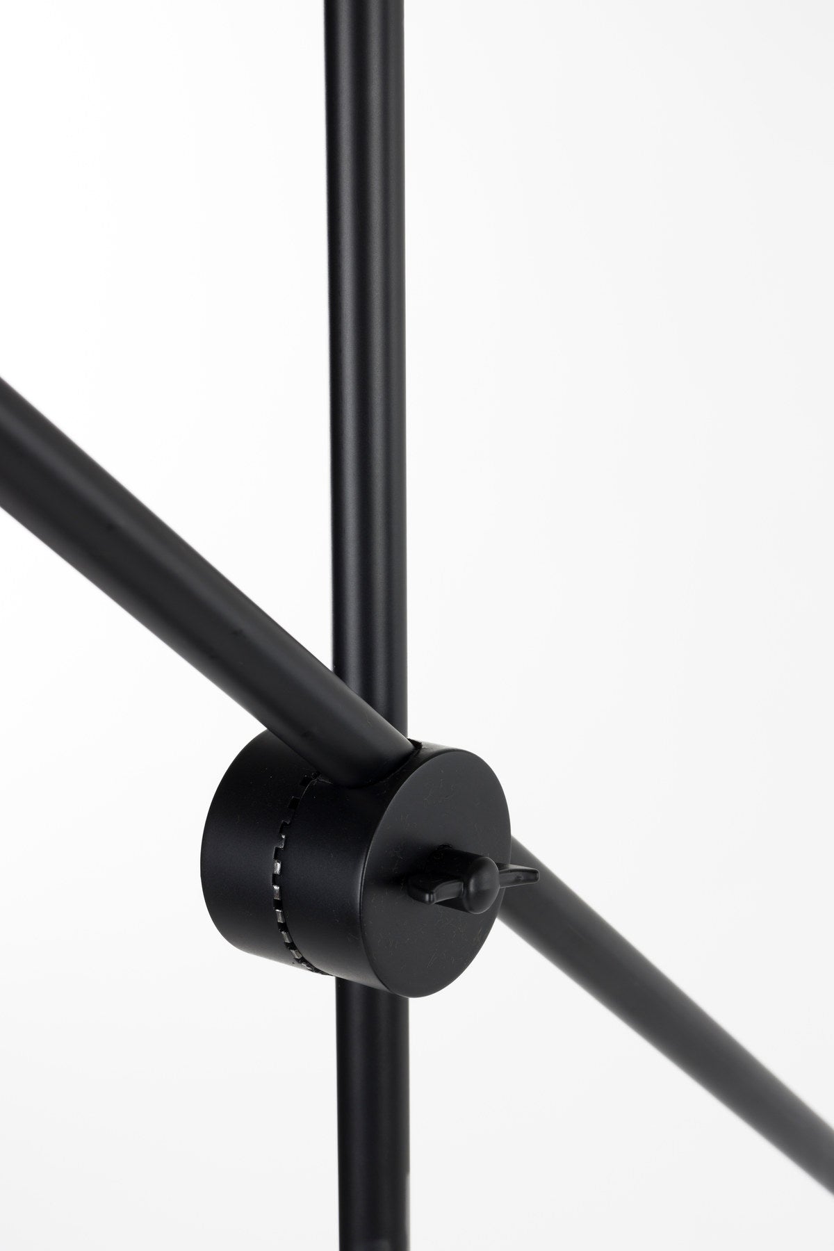 Stehlampe Belle in Schwarz präsentiert im Onlineshop von KAQTU Design AG. Stehleuchte ist von Zuiver