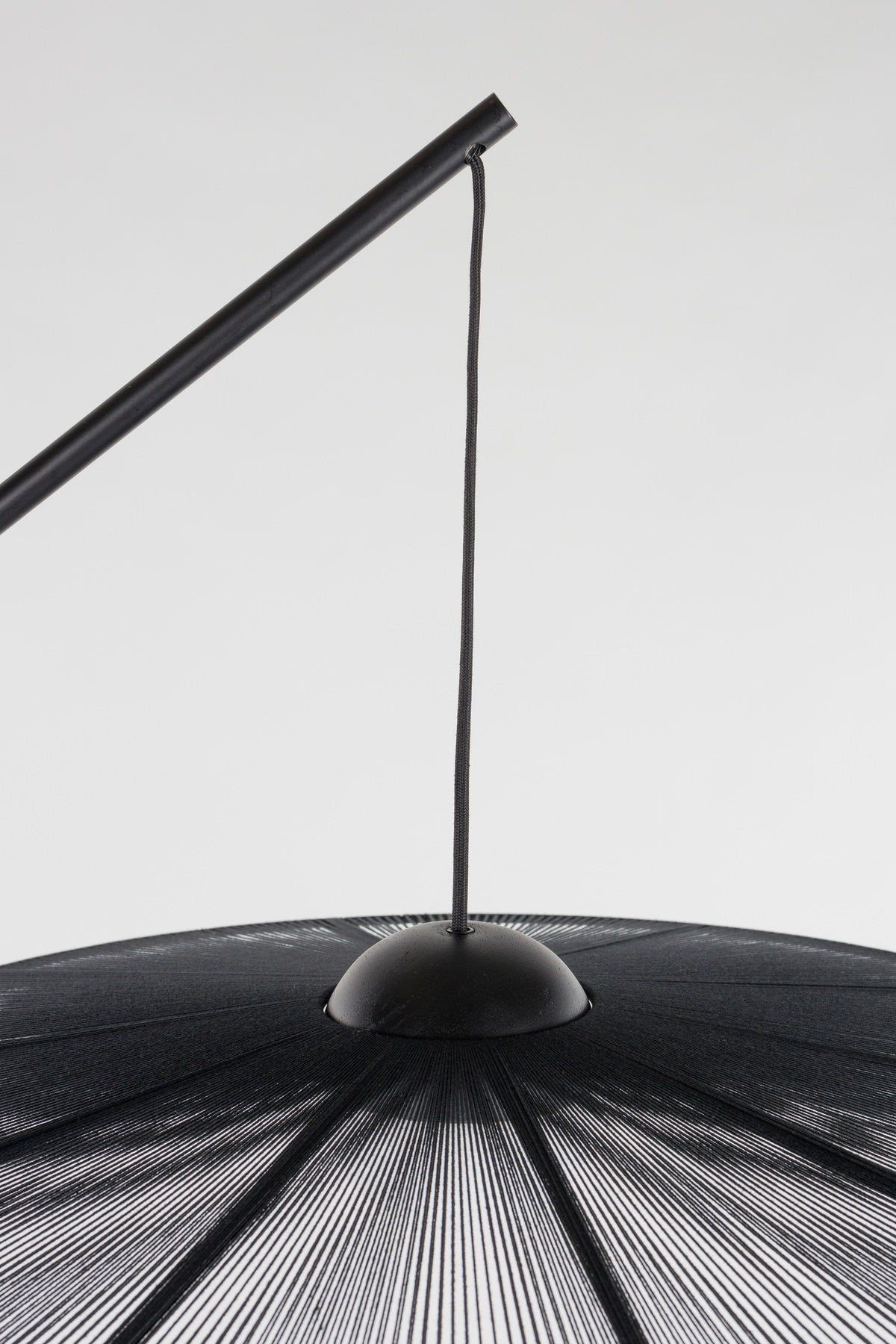 Stehlampe Belle in Schwarz präsentiert im Onlineshop von KAQTU Design AG. Stehleuchte ist von Zuiver