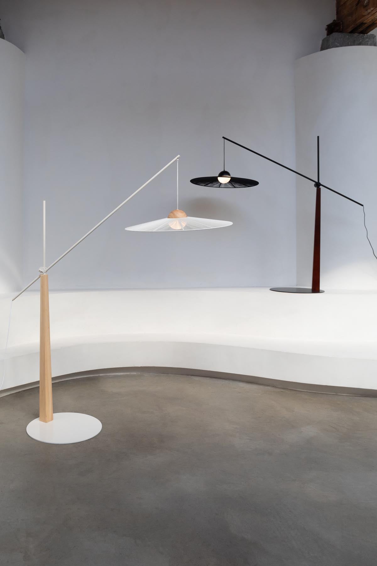 Stehlampe Belle in Schwarz präsentiert im Onlineshop von KAQTU Design AG. Stehleuchte ist von Zuiver
