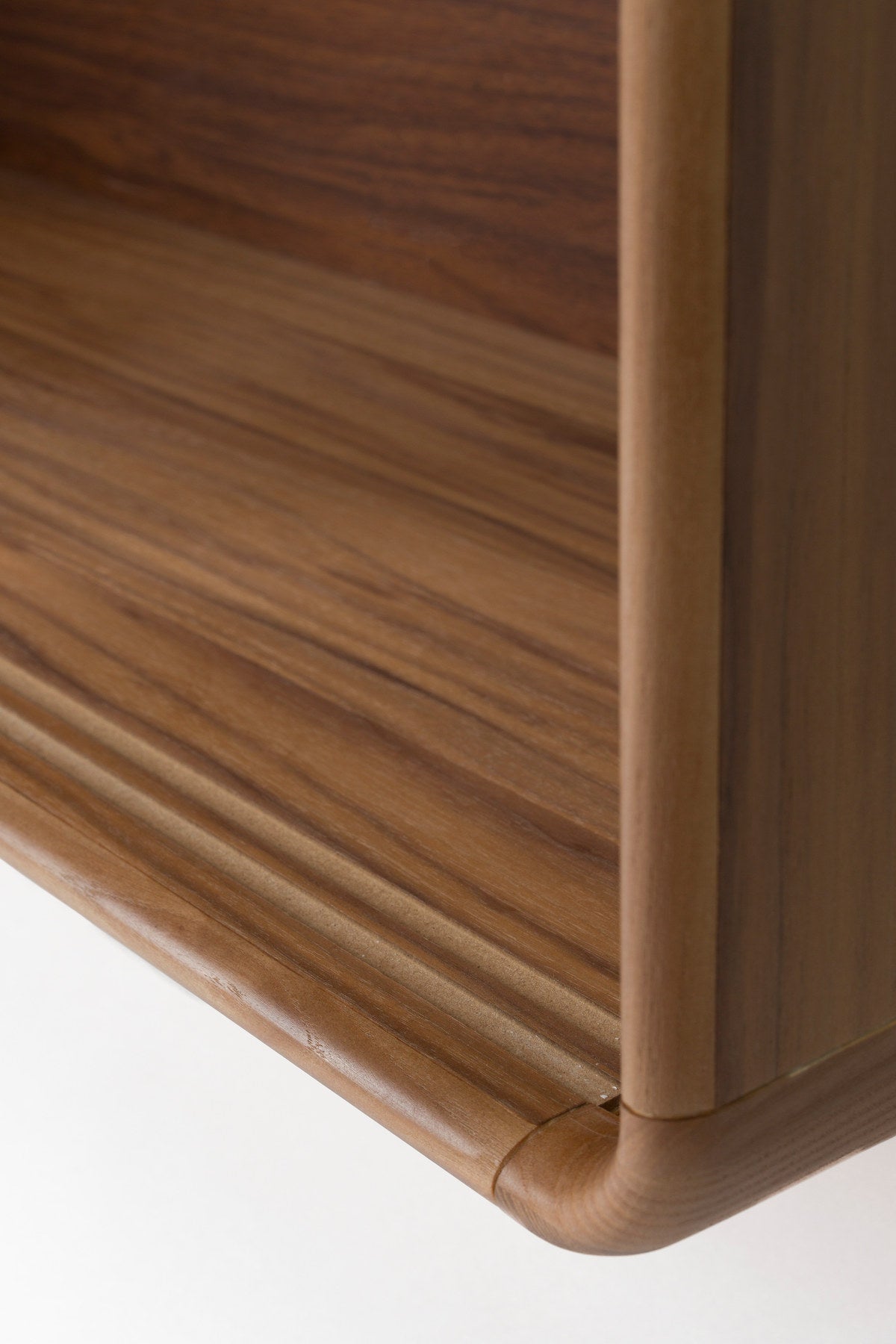 Regal Rise in Braun präsentiert im Onlineshop von KAQTU Design AG. Standregal ist von Zuiver