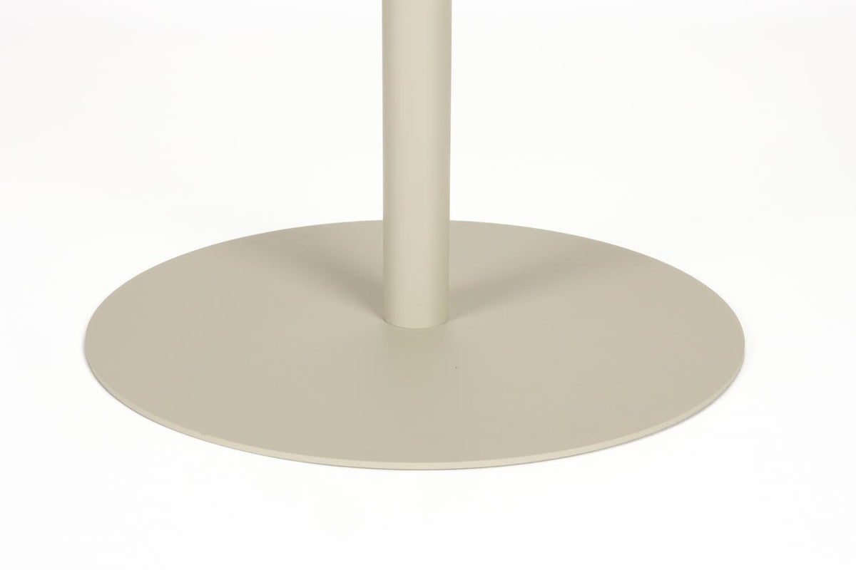 Runder Bistro Tisch Snow von Zuiver mit schlanker Metallplatte in Beige, mattes Finish, kompakte Bauform für drinnen und draussen.