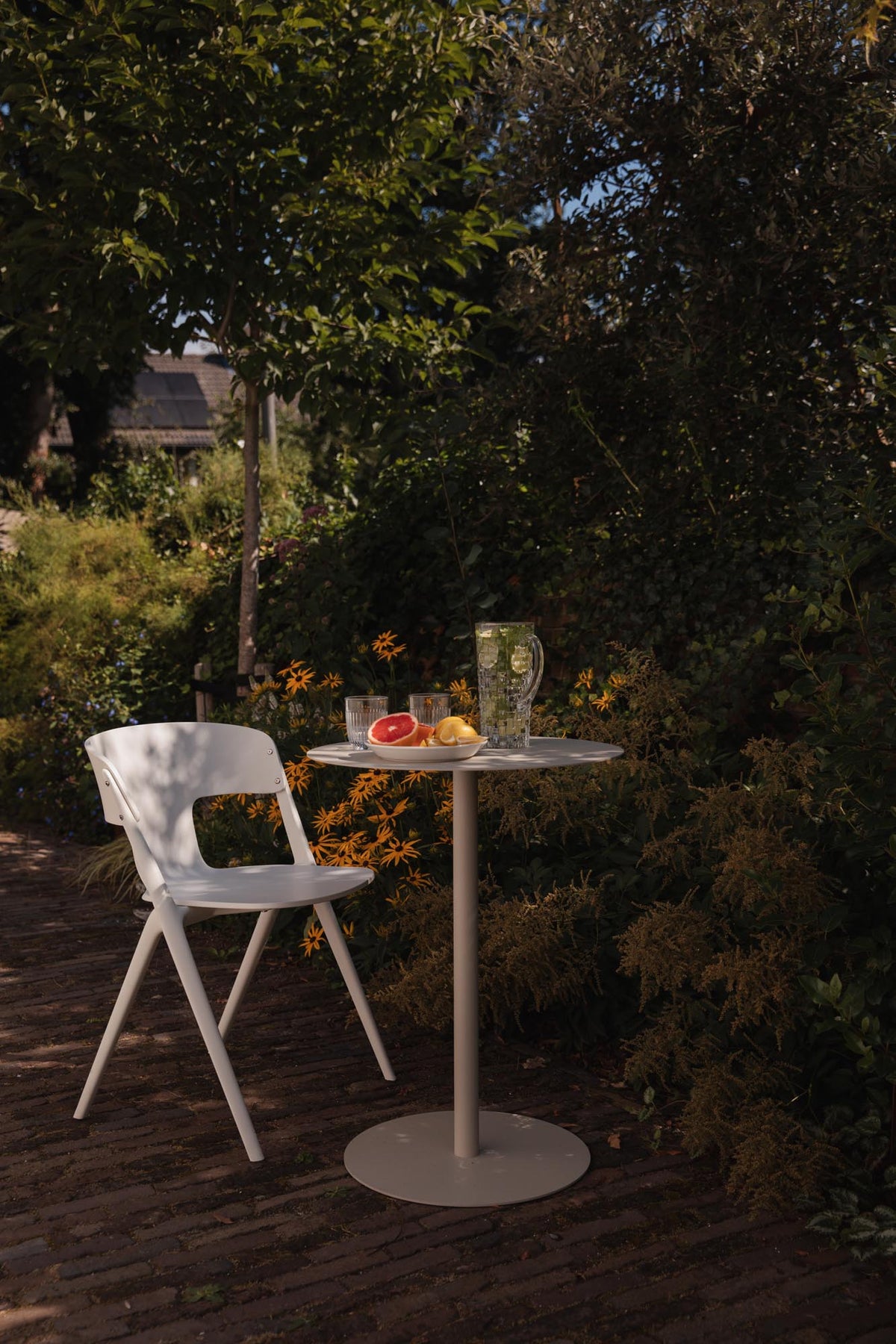 Runder Bistro Tisch Snow von Zuiver mit schlanker Metallplatte in Beige, mattes Finish, kompakte Bauform für drinnen und draussen.
