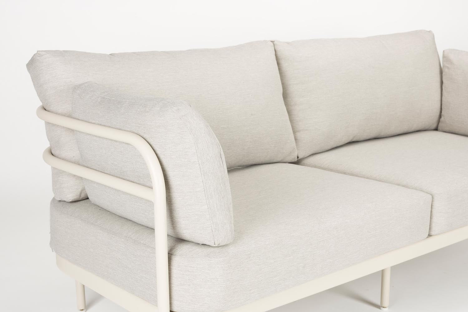 Das Zuiver Vista Outdoor Set kombiniert modernes Design mit Komfort, ideal für stilvolle Außenbereiche.