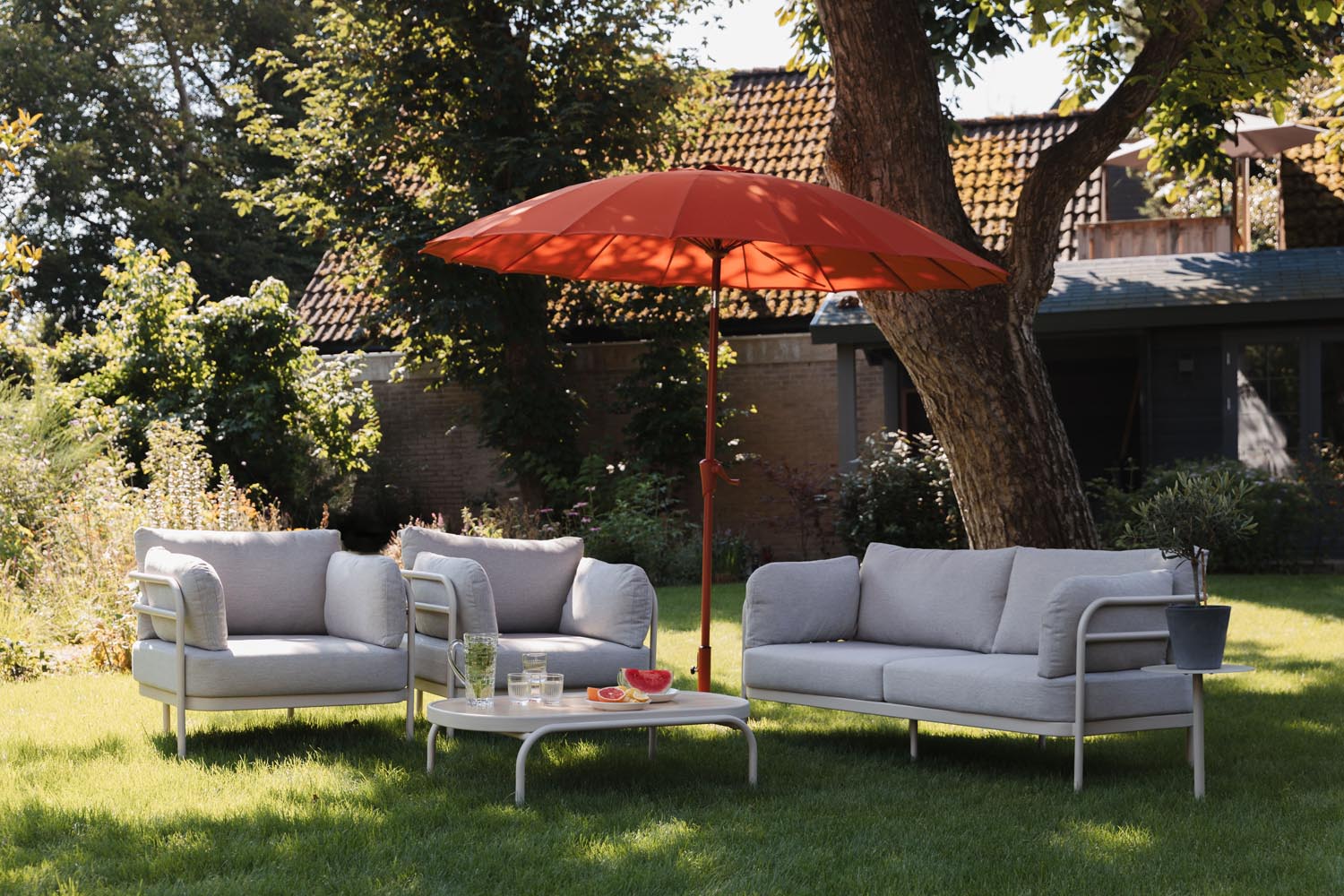 Elegantes Outdoor-Set von Zuiver: Modernes Design, wetterfeste Materialien, vielseitig konfigurierbar für stilvolle Entspannung im Freien.