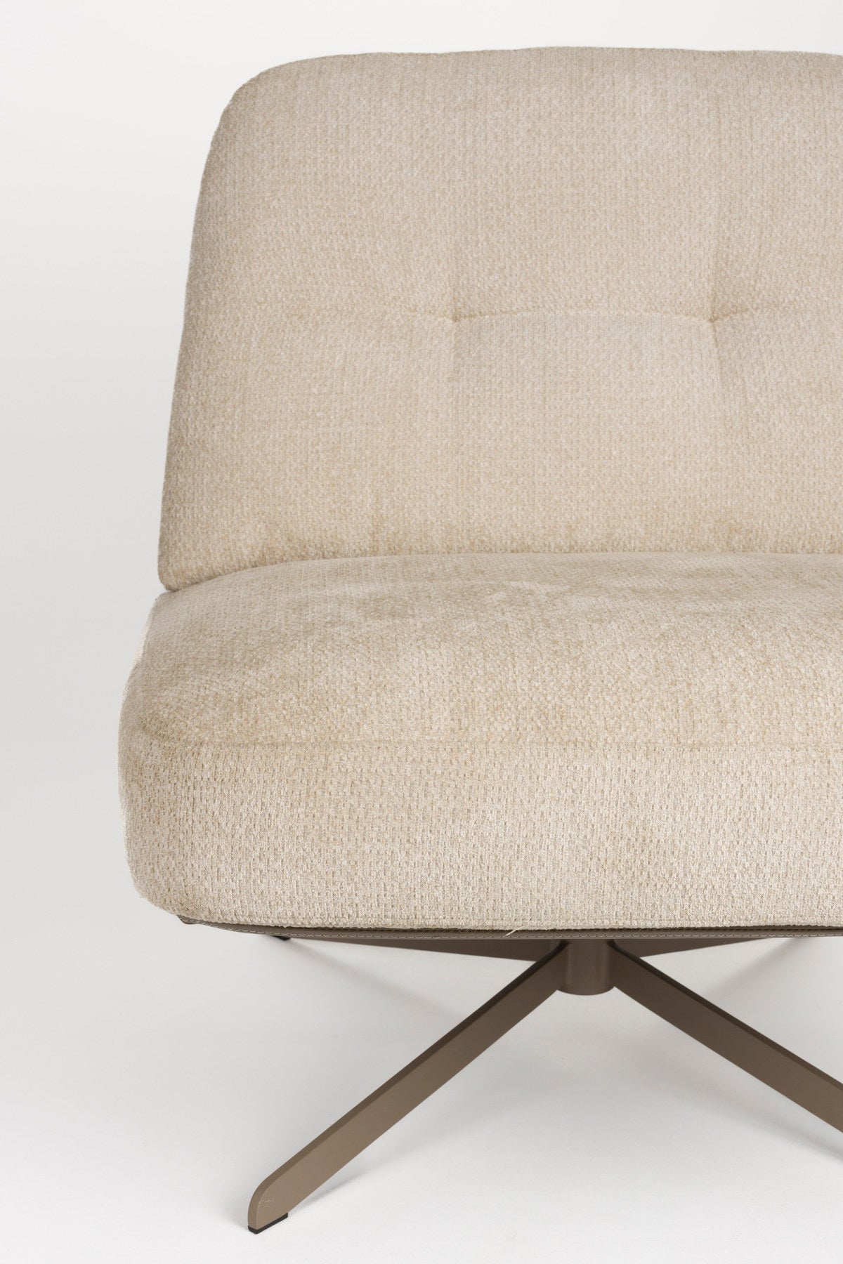 Sessel Benjamin in beige präsentiert im Onlineshop von KAQTU Design AG. Drehsessel ist von Zuiver