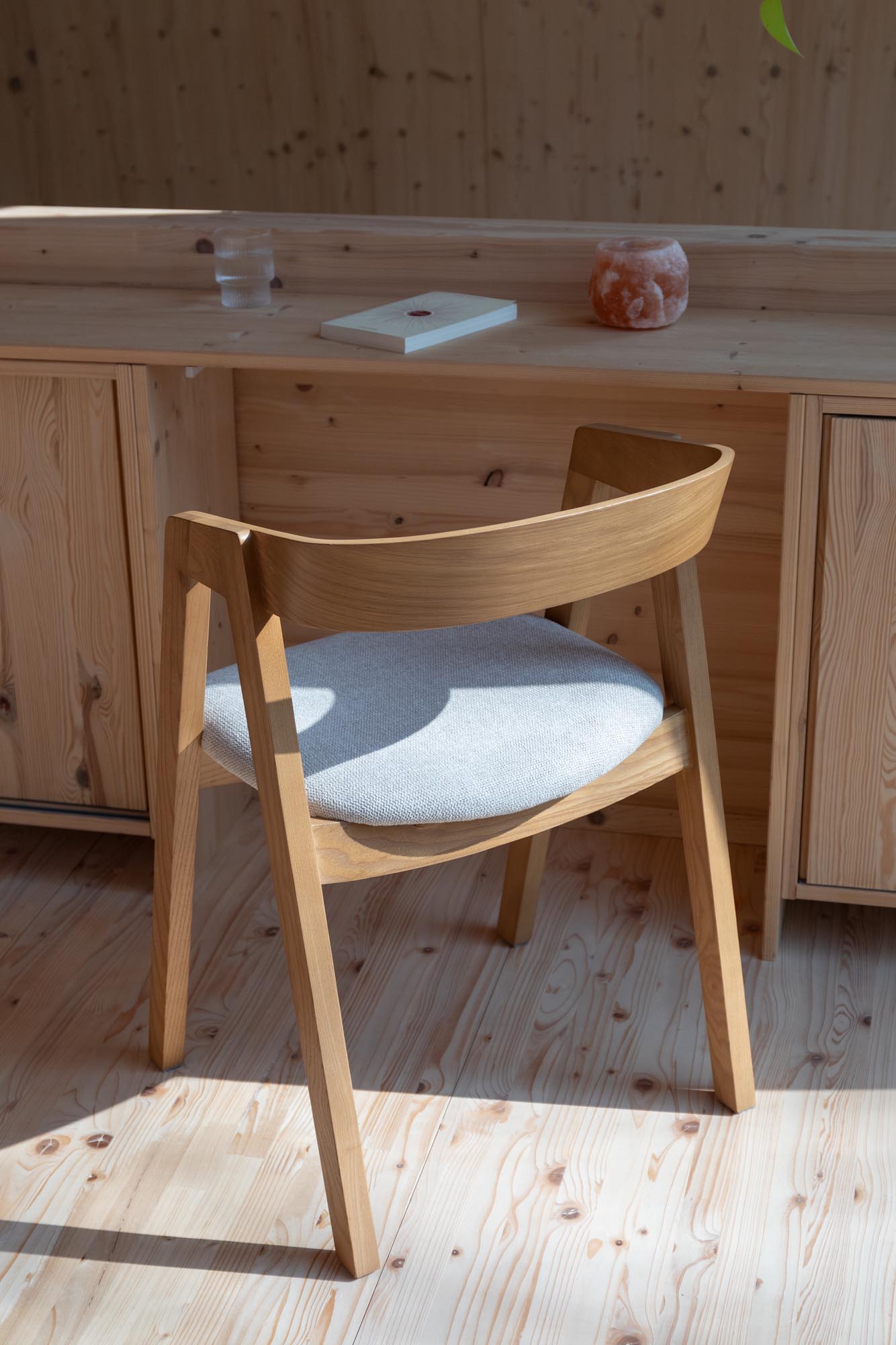 Stuhl Mads in Natur präsentiert im Onlineshop von KAQTU Design AG. Stuhl ist von Zuiver
