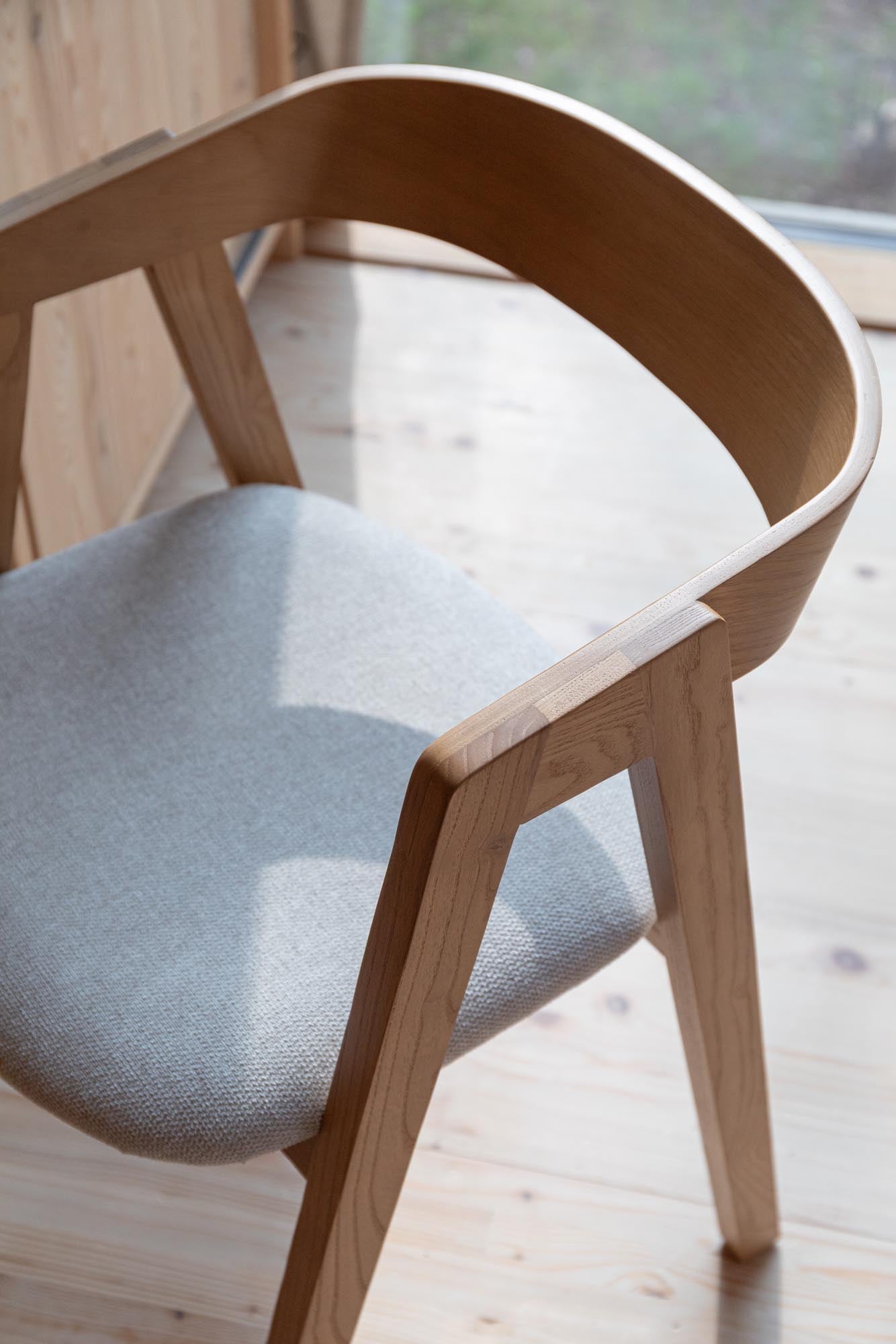 Stuhl Mads in Natur präsentiert im Onlineshop von KAQTU Design AG. Stuhl ist von Zuiver