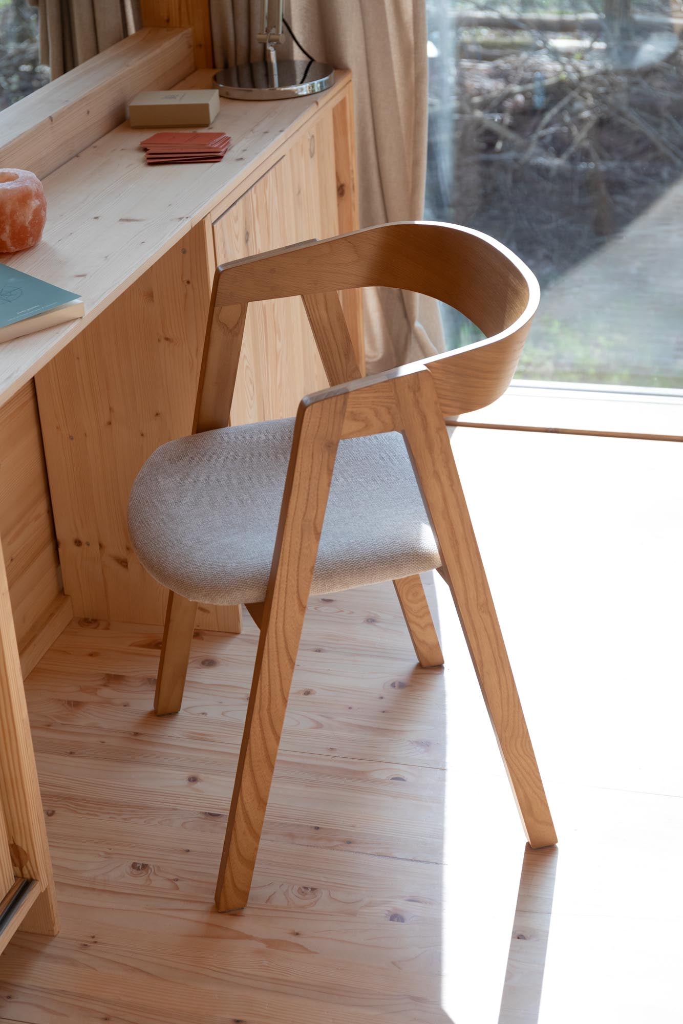 Stuhl Mads in Natur präsentiert im Onlineshop von KAQTU Design AG. Stuhl ist von Zuiver