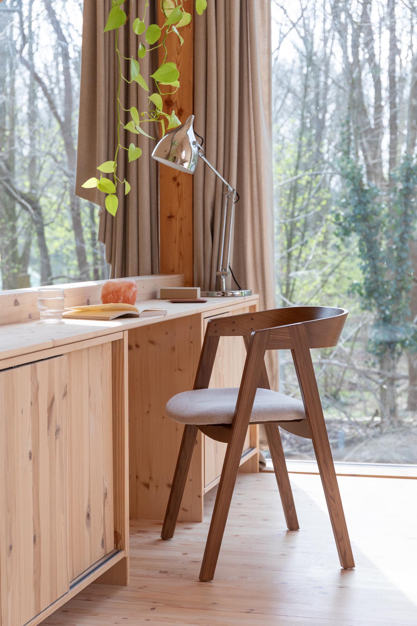 Stuhl Mads in Walnuss präsentiert im Onlineshop von KAQTU Design AG. Stuhl ist von Zuiver